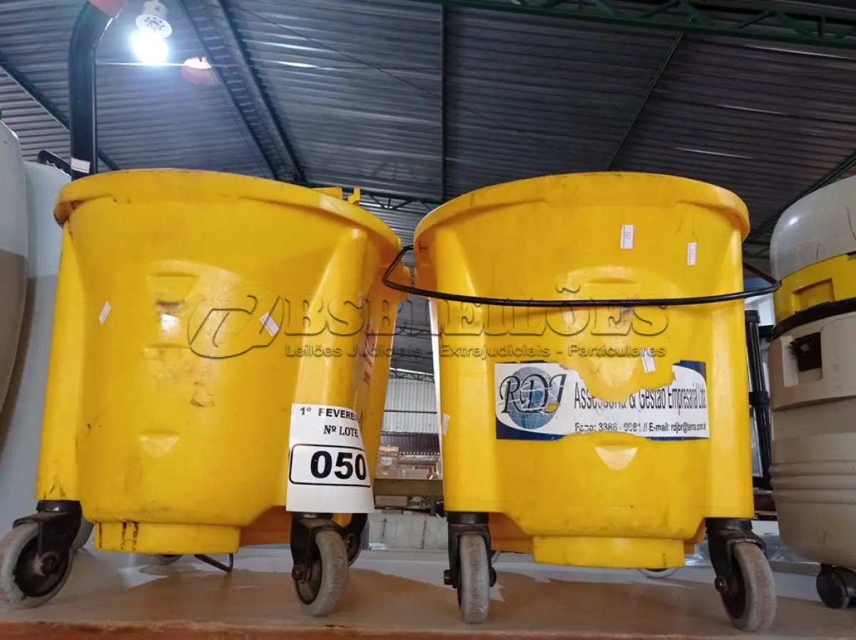LOTE 050 - 02 CARRINHOS DE LIMPEZA INCOMPLETOS.  (NO ESTADO) ATENÇÃO! FAZER A VISITAÇÃO ANTES DE ARREMATAR, NÃO SABEMOS SE FUNCIONA. LEILÃO NÃO TEM GARANTIA E NEM DEVOLUÇÃO, SUJEITO A POSSÍVEIS AVARIAS VISÍVEIS/OCULTAS E/OU AUSÊNCIA DE COMPONENTES.