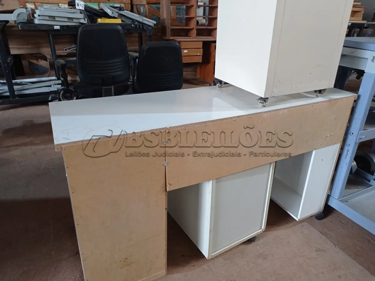 LOTE 493 - 01 MESA PARA COMPUTADOR, 01 GAVETEIRO COM 03 PORTAS E 01 GAVETEIRO COM 02 PORTAS. (NO ESTADO) ATENÇÃO! FAZER A VISITAÇÃO ANTES DE ARREMATAR, NÃO SABEMOS SE FUNCIONA. LEILÃO NÃO TEM GARANTIA E NEM DEVOLUÇÃO, SUJEITO A POSSÍVEIS AVARIAS VISÍVEIS/OCULTAS E/OU AUSÊNCIA DE COMPONENTES.