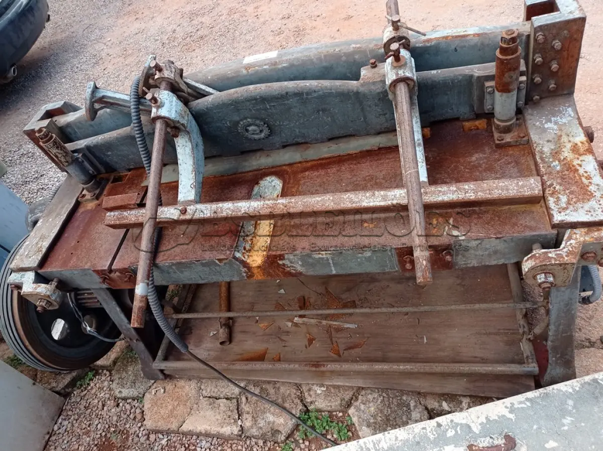 LOTE 551 - 01 CORTADORA DE CHAPAS. (NO ESTADO, LEILÃO NÃO TEM GARANTIA E NEM DEVOLUÇÃO, SUJEITO A POSSÍVEIS AVARIAS VISÍVEIS/OCULTAS E/OU AUSÊNCIA DE COMPONENTES).