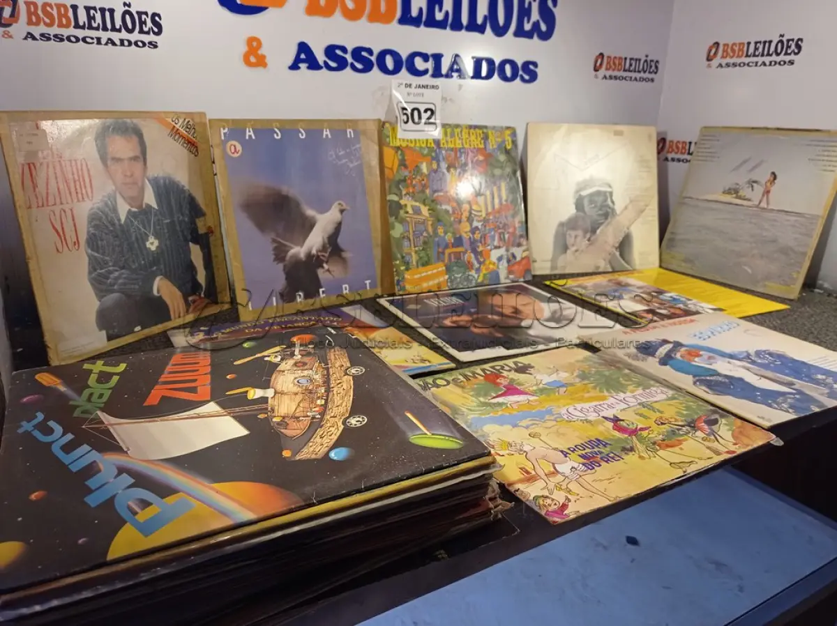LOTE 502 - 01 LOTE COM DIVERSOS DISCOS DE VINIL. (NO ESTADO) ATENÇÃO! FAZER A VISITAÇÃO ANTES DE ARREMATAR, NÃO SABEMOS SE FUNCIONA. LEILÃO NÃO TEM GARANTIA E NEM DEVOLUÇÃO, SUJEITO A POSSÍVEIS AVARIAS VISÍVEIS/OCULTAS E/OU AUSÊNCIA DE COMPONENTES.