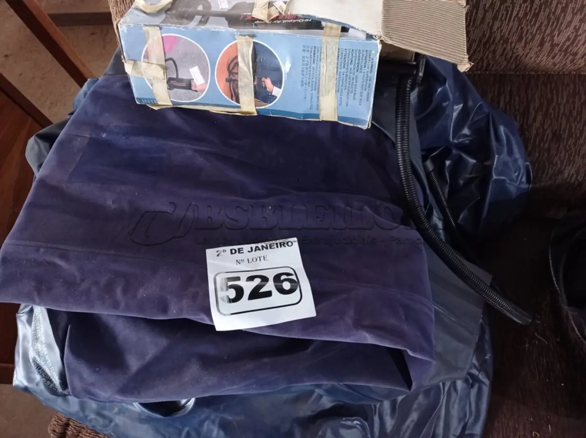 LOTE 526 - 02 COLCHÕES INFLÁVEIS DE SOLTEIRO E 01 BOMBA. (NO ESTADO) ATENÇÃO! FAZER A VISITAÇÃO ANTES DE ARREMATAR, NÃO SABEMOS SE FUNCIONA. LEILÃO NÃO TEM GARANTIA E NEM DEVOLUÇÃO, SUJEITO A POSSÍVEIS AVARIAS VISÍVEIS/OCULTAS E/OU AUSÊNCIA DE COMPONENTES.