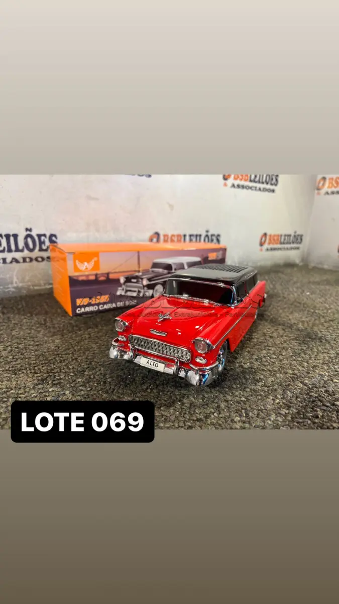 LOTE 069 - 01 CARRINHO DE SOM RETRO BLUETOOTH E RADIO EMBUTIDO NA COR VERMELHA ( NOVO ) ( NO ESTADO )