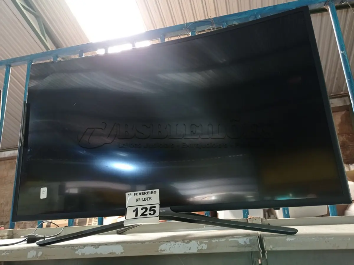 LOTE 125 - 01 TV SAMSUNG 40” POL. (NO ESTADO) ATENÇÃO! FAZER A VISITAÇÃO ANTES DE ARREMATAR, NÃO SABEMOS SE FUNCIONA. LEILÃO NÃO TEM GARANTIA E NEM DEVOLUÇÃO, SUJEITO A POSSÍVEIS AVARIAS VISÍVEIS/OCULTAS E/OU AUSÊNCIA DE COMPONENTES.