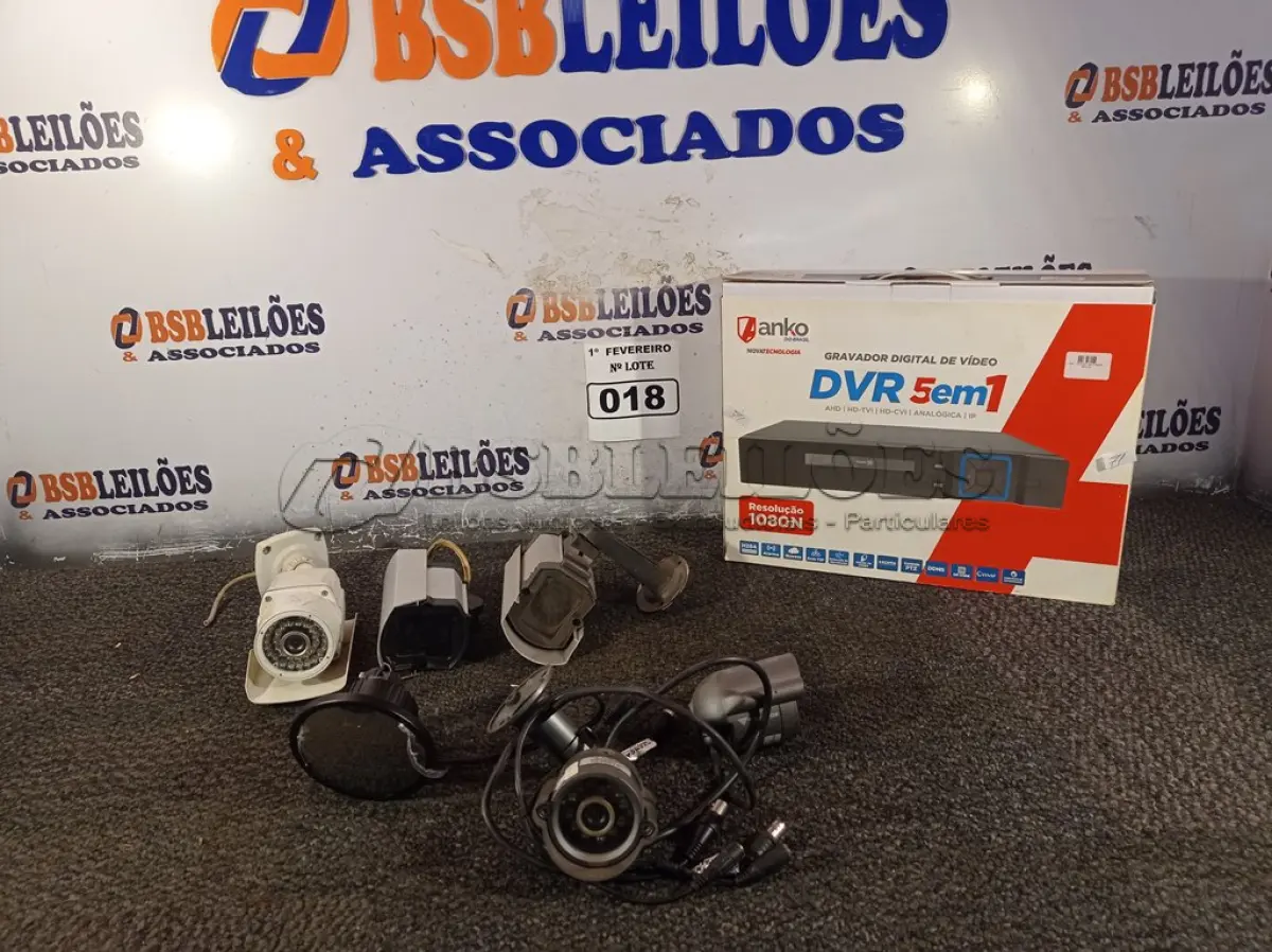 LOTE 018 - 01 DVR E VÁRIAS CÂMERAS DE SEGURANÇA. (NO ESTADO) ATENÇÃO! FAZER A VISITAÇÃO ANTES DE ARREMATAR, NÃO SABEMOS SE FUNCIONA. LEILÃO NÃO TEM GARANTIA E NEM DEVOLUÇÃO, SUJEITO A POSSÍVEIS AVARIAS VISÍVEIS/OCULTAS E/OU AUSÊNCIA DE COMPONENTES.