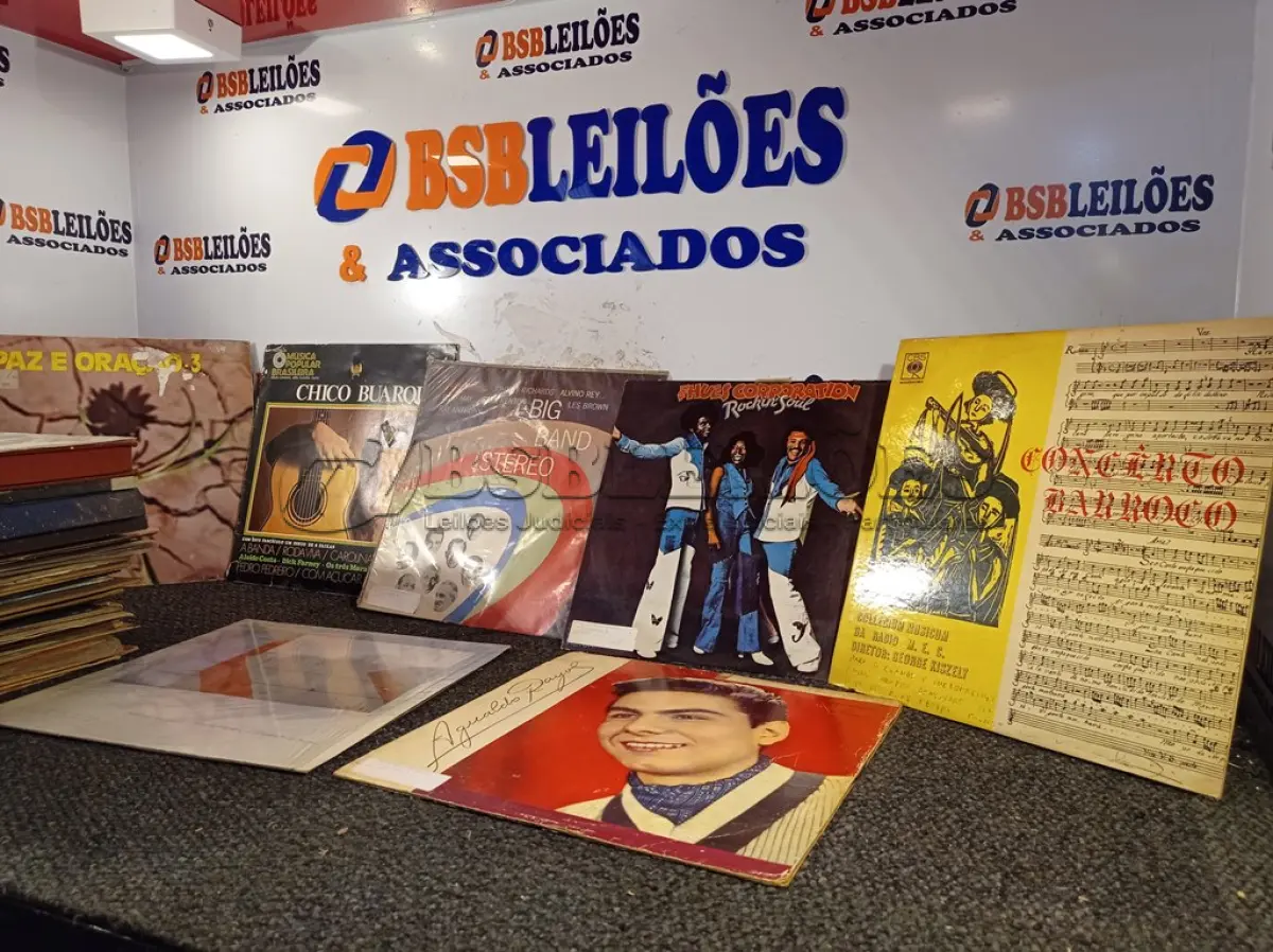 LOTE 388 - 01 LOTE COM DIVERSOS DISCOS DE VINIL. (NO ESTADO) ATENÇÃO! FAZER A VISITAÇÃO ANTES DE ARREMATAR, NÃO SABEMOS SE FUNCIONA. LEILÃO NÃO TEM GARANTIA E NEM DEVOLUÇÃO, SUJEITO A POSSÍVEIS AVARIAS VISÍVEIS/OCULTAS E/OU AUSÊNCIA DE COMPONENTES.