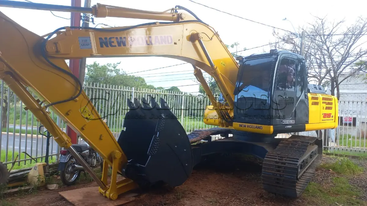 LOTE 567 - 01 ESCAVADEIRA DE ESTEIRA NEW HOLLAND, ANO 2010 E 215B MASS EXCAVATOR, 11.499 HORAS (RETIRADA EM GOIÂNIA)(AGENDAR VISTORIA EM GOIÂNIA¨. 61-98153-0503 JÚNIOR)