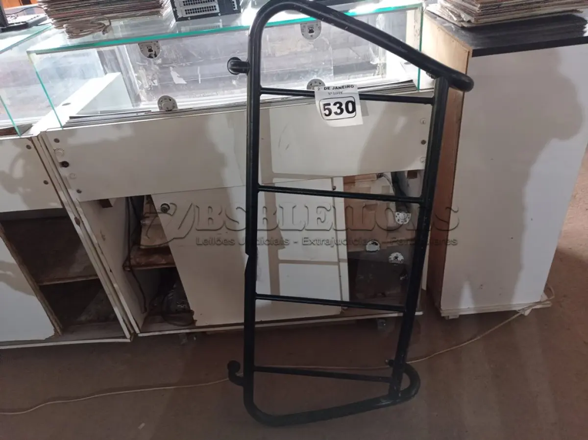 LOTE 530 - 01 PROTEÇÃO PARA VIDRO DE FERRO. (NO ESTADO) ATENÇÃO! FAZER A VISITAÇÃO ANTES DE ARREMATAR, NÃO SABEMOS SE FUNCIONA. LEILÃO NÃO TEM GARANTIA E NEM DEVOLUÇÃO, SUJEITO A POSSÍVEIS AVARIAS VISÍVEIS/OCULTAS E/OU AUSÊNCIA DE COMPONENTES.