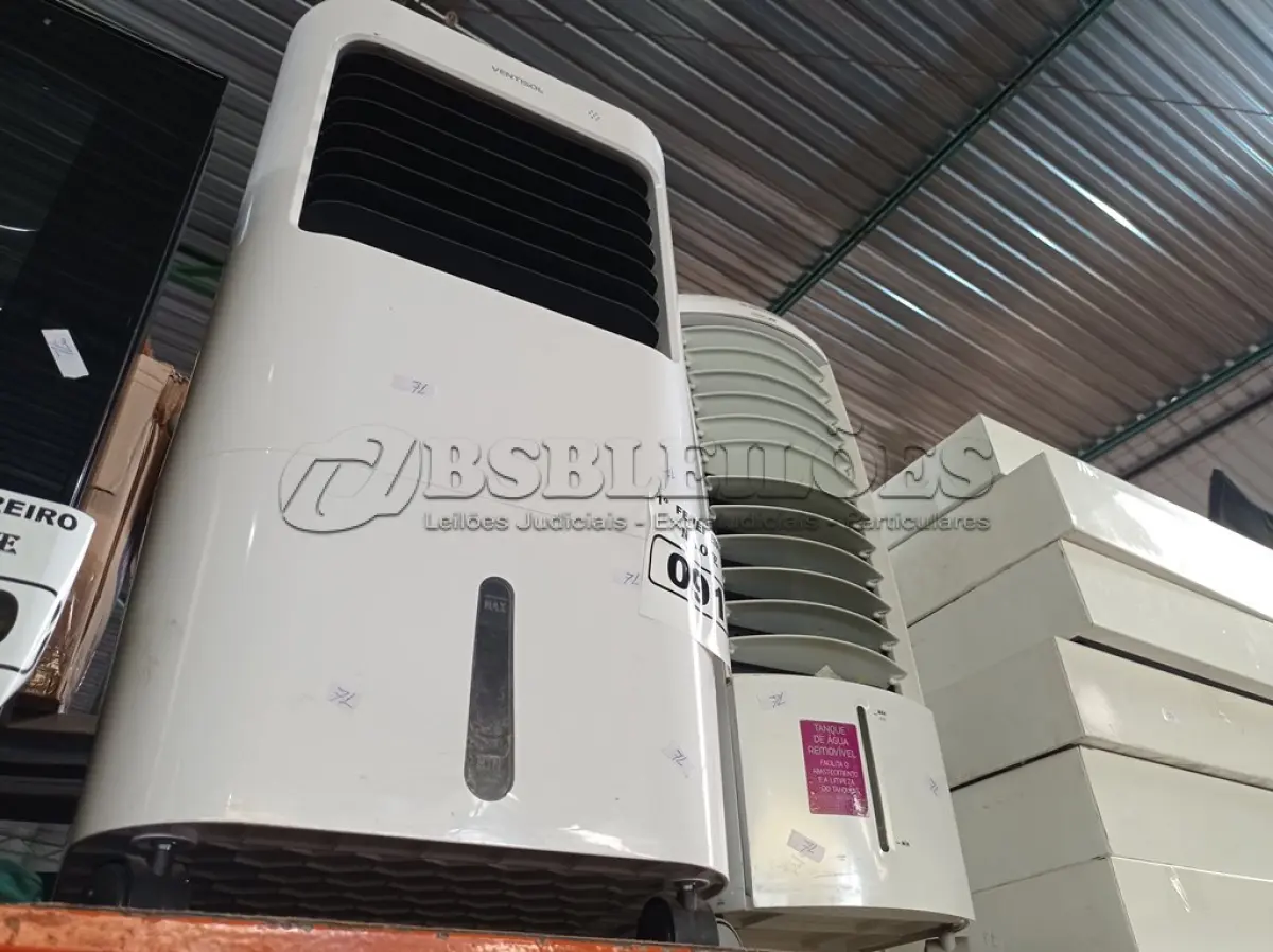 LOTE 091 - 02 CLIMATIZADORES DE AR MARCAS E MODELOS DIVERSOS. (NO ESTADO) ATENÇÃO! FAZER A VISITAÇÃO ANTES DE ARREMATAR, NÃO SABEMOS SE FUNCIONA. LEILÃO NÃO TEM GARANTIA E NEM DEVOLUÇÃO, SUJEITO A POSSÍVEIS AVARIAS VISÍVEIS/OCULTAS E/OU AUSÊNCIA DE COMPONENTES.