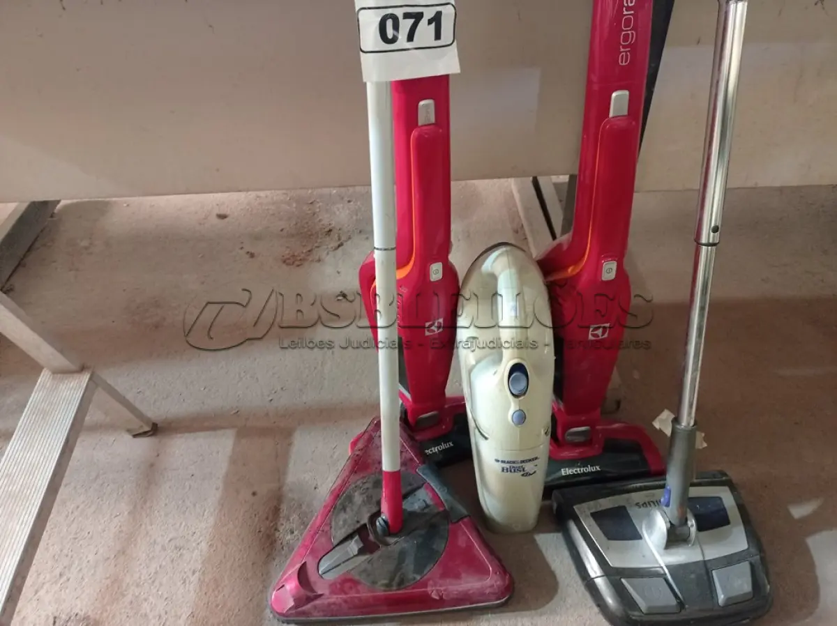 LOTE 071 - 05 ASPIRADORES DE PÓ MARCAS E MODELOS DIVERSOS. (NO ESTADO) ATENÇÃO! FAZER A VISITAÇÃO ANTES DE ARREMATAR, NÃO SABEMOS SE FUNCIONA. LEILÃO NÃO TEM GARANTIA E NEM DEVOLUÇÃO, SUJEITO A POSSÍVEIS AVARIAS VISÍVEIS/OCULTAS E/OU AUSÊNCIA DE COMPONENTES.