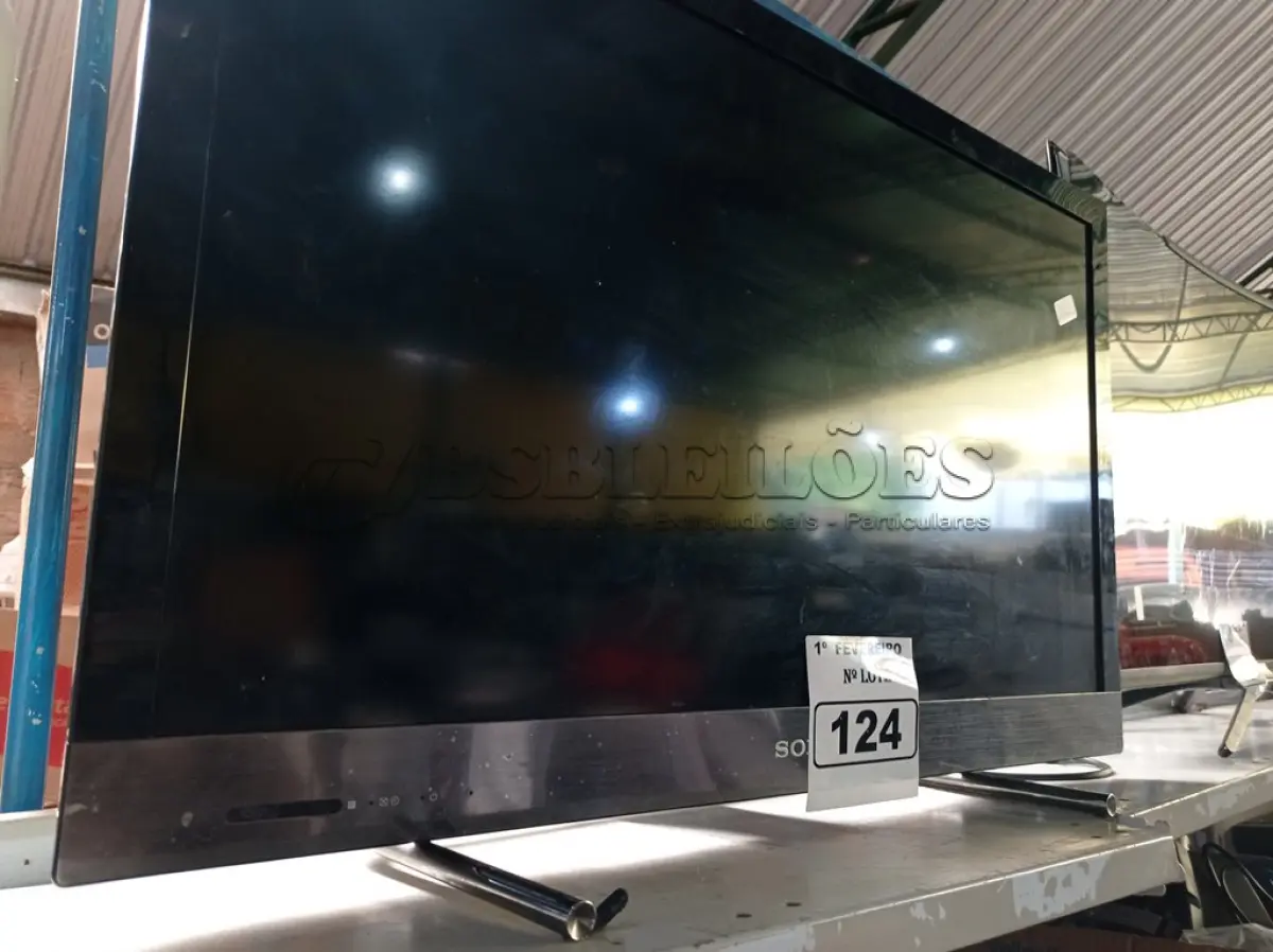 LOTE 124 - 01 TV SONY 32” POL. (NO ESTADO) ATENÇÃO! FAZER A VISITAÇÃO ANTES DE ARREMATAR, NÃO SABEMOS SE FUNCIONA. LEILÃO NÃO TEM GARANTIA E NEM DEVOLUÇÃO, SUJEITO A POSSÍVEIS AVARIAS VISÍVEIS/OCULTAS E/OU AUSÊNCIA DE COMPONENTES.