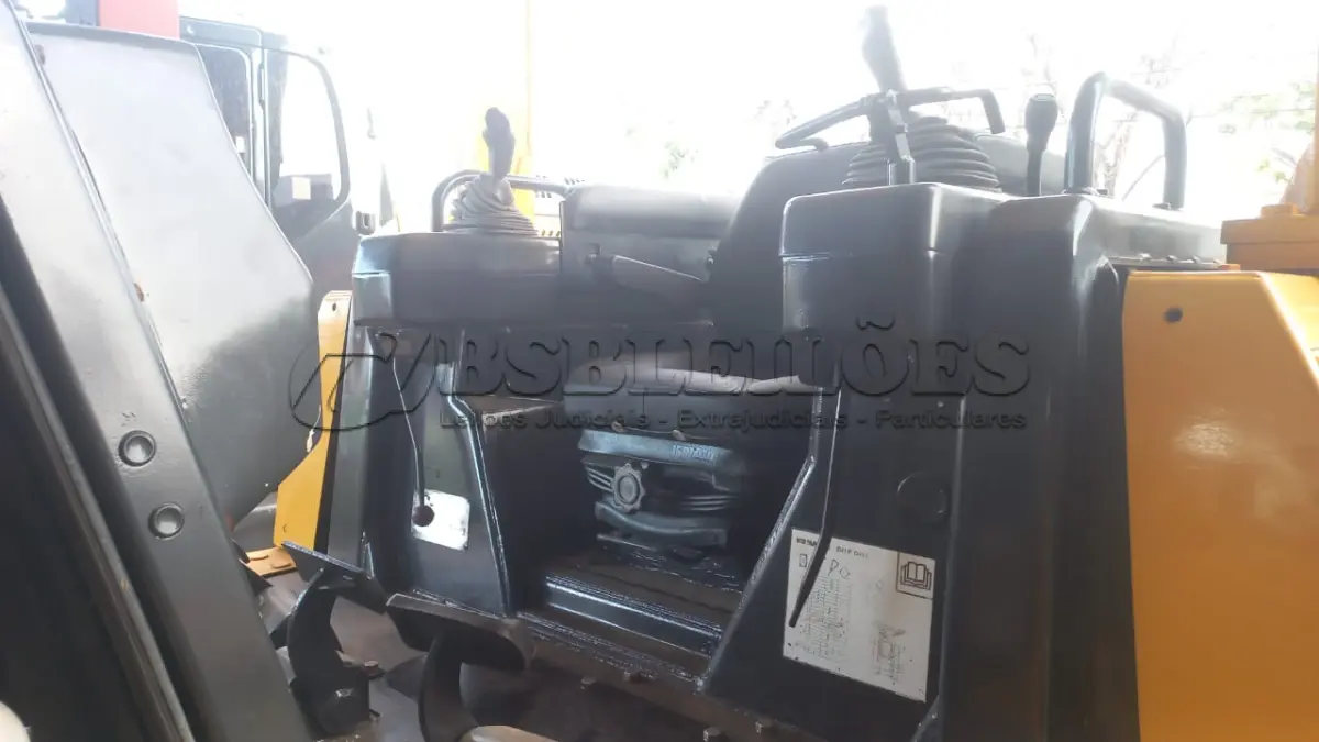 LOTE 566 - 01 TRATOR DE ESTEIRA KOMATSU D41 ANO 2007, 4.300 HORAS FUNCIONA TUDO. (NO ESTADO)(RETIRADA EM GOIÂNIA)(AGENDAR VISTORIA EM GOIÂNIA¨. 61-98153-0503 JÚNIOR)