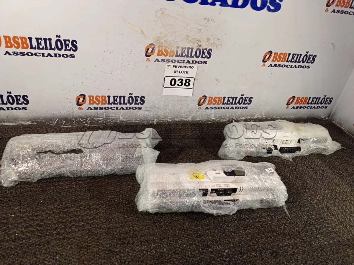LOTE 038 - 03 CONTROLADORAS PARA CÂMARA FRIA. (NO ESTADO) ATENÇÃO! FAZER A VISITAÇÃO ANTES DE ARREMATAR, NÃO SABEMOS SE FUNCIONA. LEILÃO NÃO TEM GARANTIA E NEM DEVOLUÇÃO, SUJEITO A POSSÍVEIS AVARIAS VISÍVEIS/OCULTAS E/OU AUSÊNCIA DE COMPONENTES.