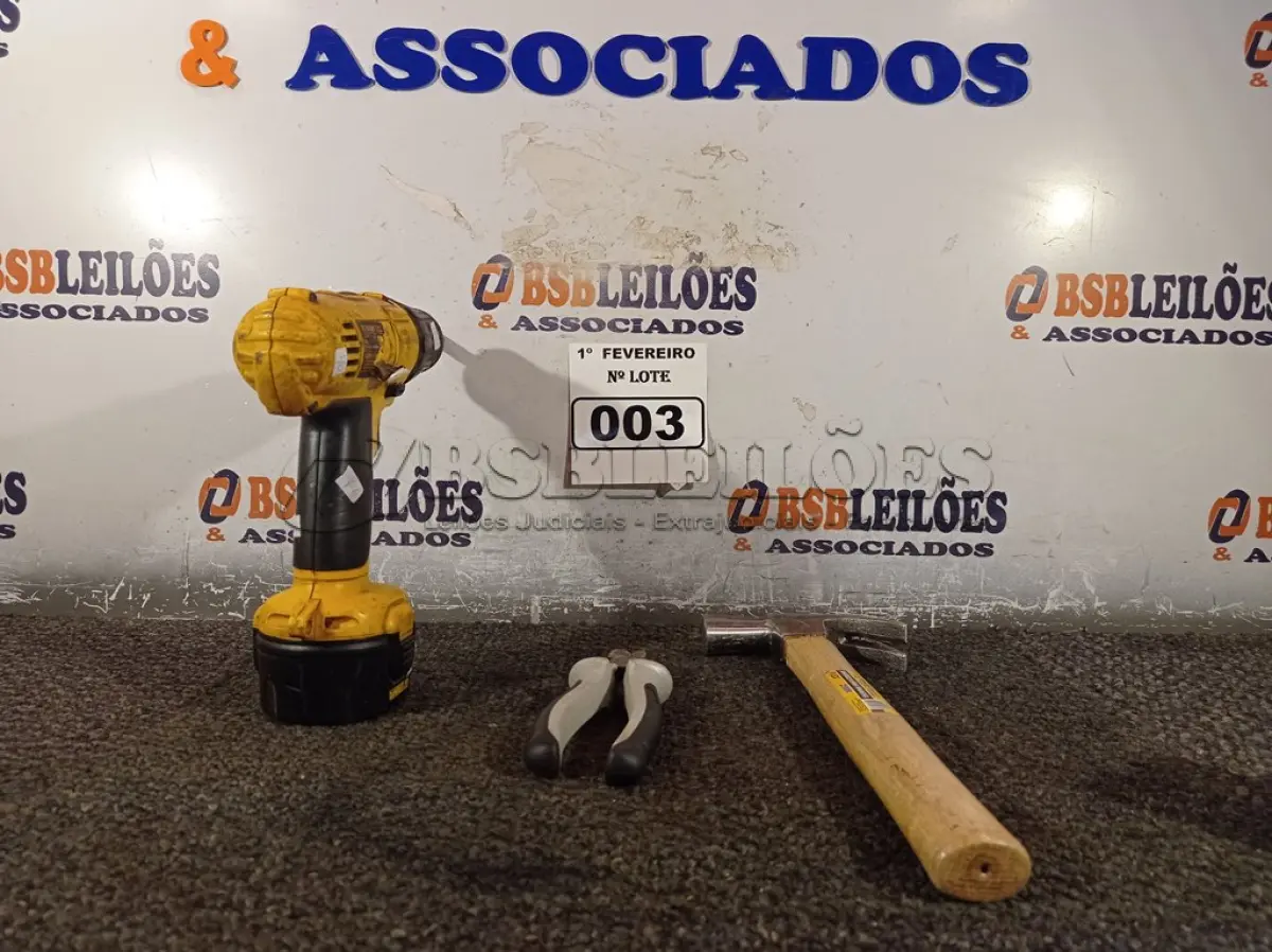 LOTE 003 - 01 PARAFUSADEIRA, 01 ALICATE DE CORTE E 01 MARTELO. (NO ESTADO) ATENÇÃO! FAZER A VISITAÇÃO ANTES DE ARREMATAR, NÃO SABEMOS SE FUNCIONA. LEILÃO NÃO TEM GARANTIA E NEM DEVOLUÇÃO, SUJEITO A POSSÍVEIS AVARIAS VISÍVEIS/OCULTAS E/OU AUSÊNCIA DE COMPONENTES.
