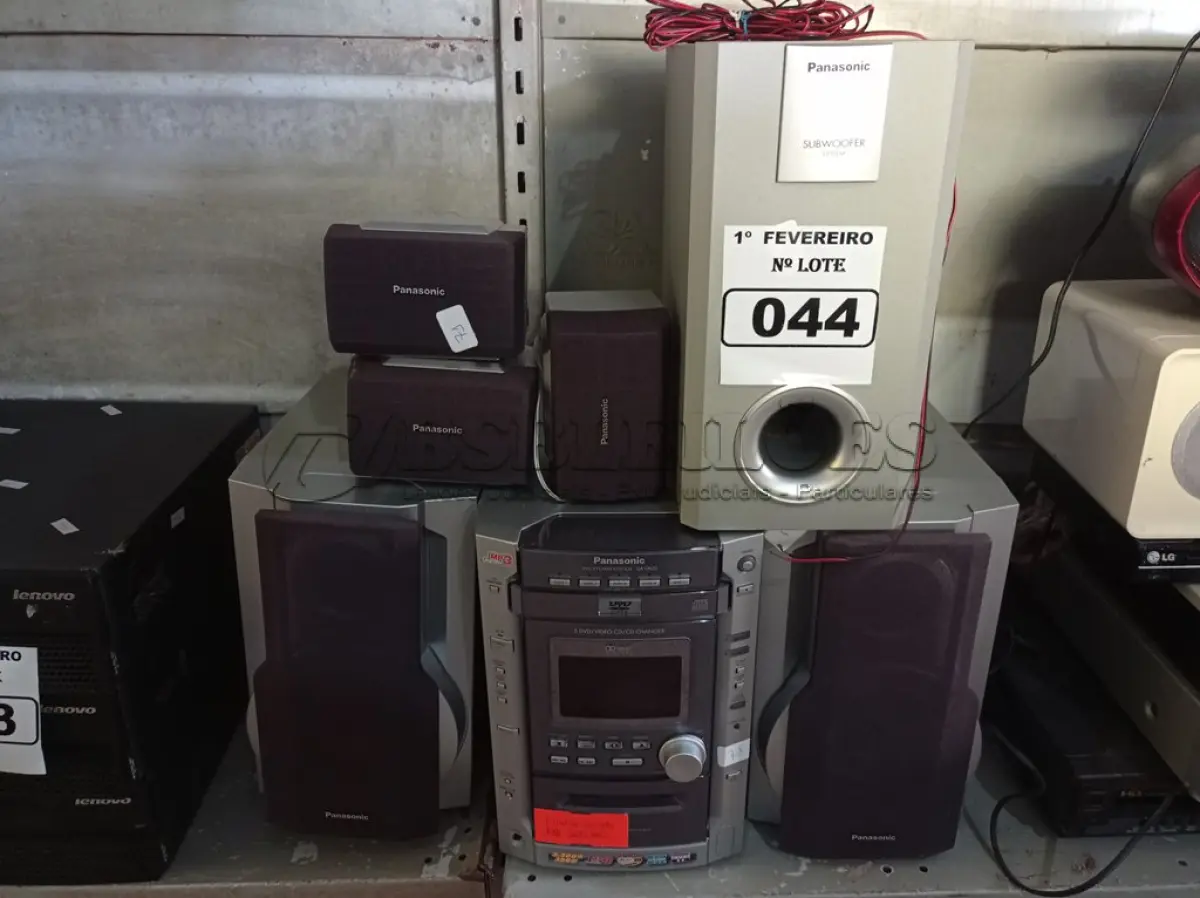 LOTE 044 - 01 APARELHO DE SOM 3X1 MARCA PANASONIC. (NO ESTADO) ATENÇÃO! FAZER A VISITAÇÃO ANTES DE ARREMATAR, NÃO SABEMOS SE FUNCIONA. LEILÃO NÃO TEM GARANTIA E NEM DEVOLUÇÃO, SUJEITO A POSSÍVEIS AVARIAS VISÍVEIS/OCULTAS E/OU AUSÊNCIA DE COMPONENTES.