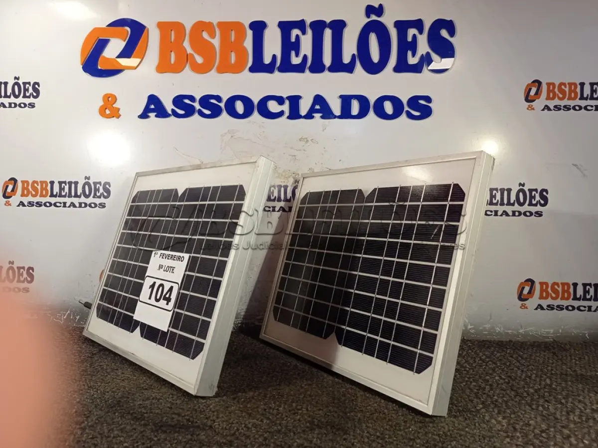 LOTE 104 - 02 PAINÉIS SOLARES 18V 10W. (NO ESTADO) ATENÇÃO! FAZER A VISITAÇÃO ANTES DE ARREMATAR, NÃO SABEMOS SE FUNCIONA. LEILÃO NÃO TEM GARANTIA E NEM DEVOLUÇÃO, SUJEITO A POSSÍVEIS AVARIAS VISÍVEIS/OCULTAS E/OU AUSÊNCIA DE COMPONENTES.