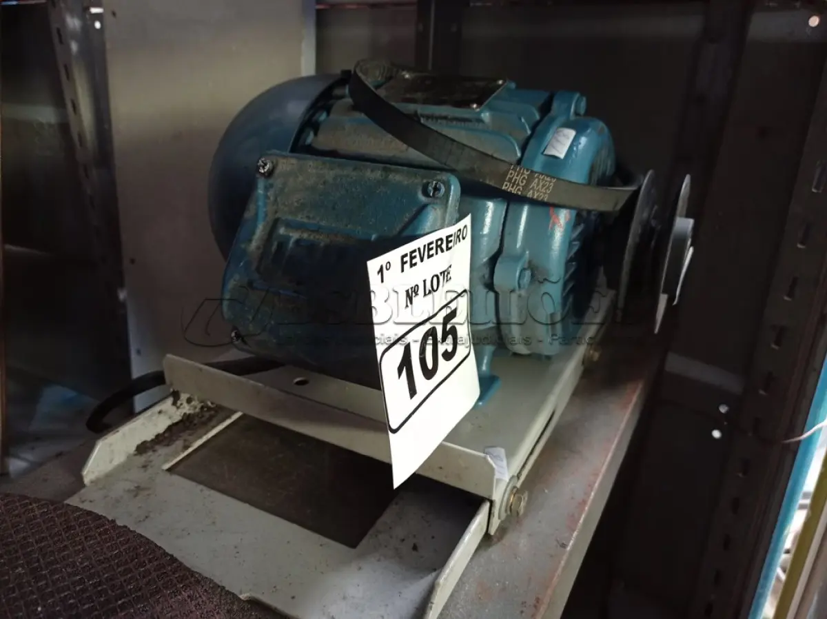 LOTE 105 - 01 MOTOR TRIFÁSICO. (NO ESTADO) ATENÇÃO! FAZER A VISITAÇÃO ANTES DE ARREMATAR, NÃO SABEMOS SE FUNCIONA. LEILÃO NÃO TEM GARANTIA E NEM DEVOLUÇÃO, SUJEITO A POSSÍVEIS AVARIAS VISÍVEIS/OCULTAS E/OU AUSÊNCIA DE COMPONENTES.