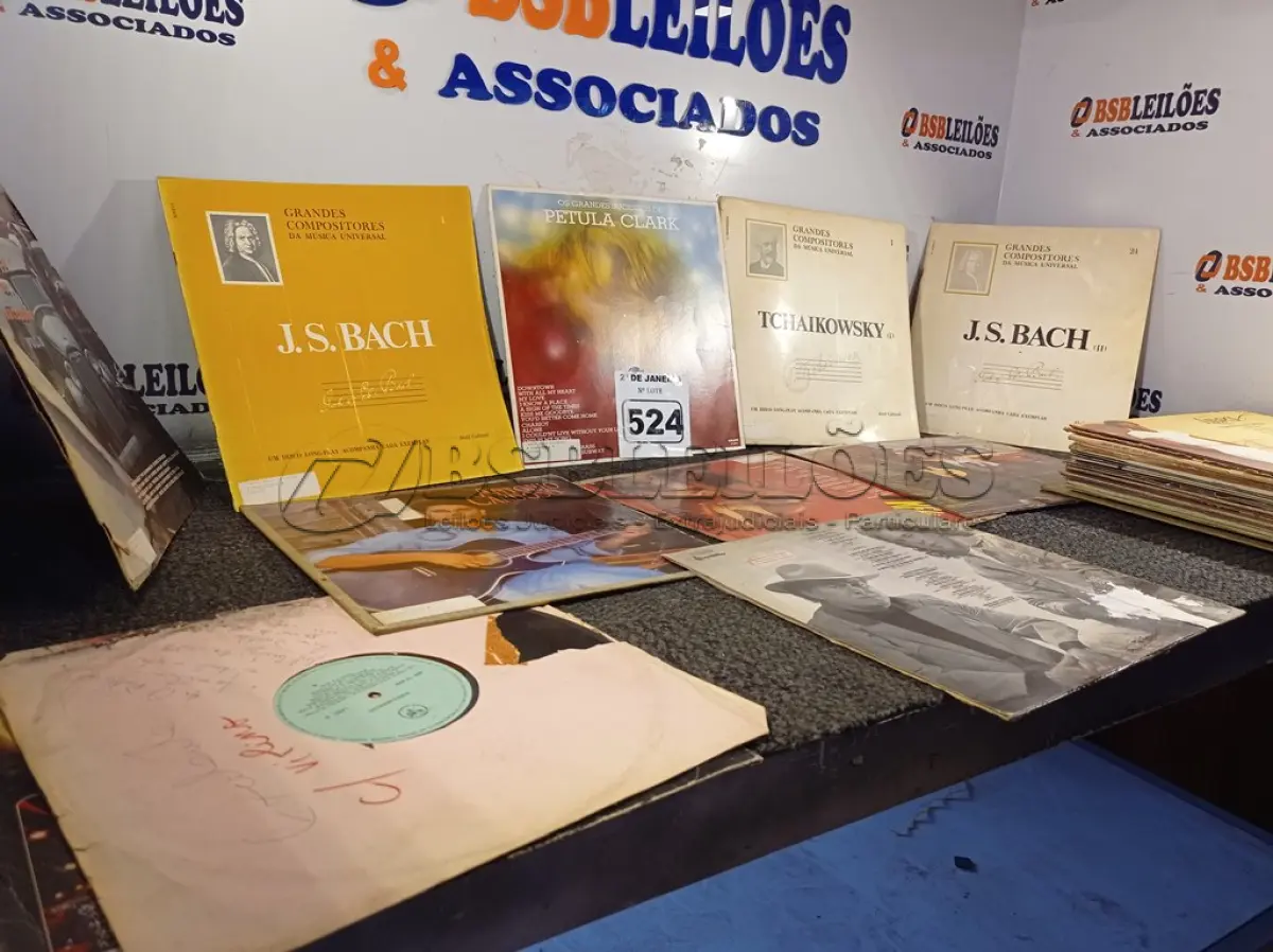 LOTE 524 - 01 LOTE COM DIVERSOS DISCOS DE VINIL. (NO ESTADO) ATENÇÃO! FAZER A VISITAÇÃO ANTES DE ARREMATAR, NÃO SABEMOS SE FUNCIONA. LEILÃO NÃO TEM GARANTIA E NEM DEVOLUÇÃO, SUJEITO A POSSÍVEIS AVARIAS VISÍVEIS/OCULTAS E/OU AUSÊNCIA DE COMPONENTES.