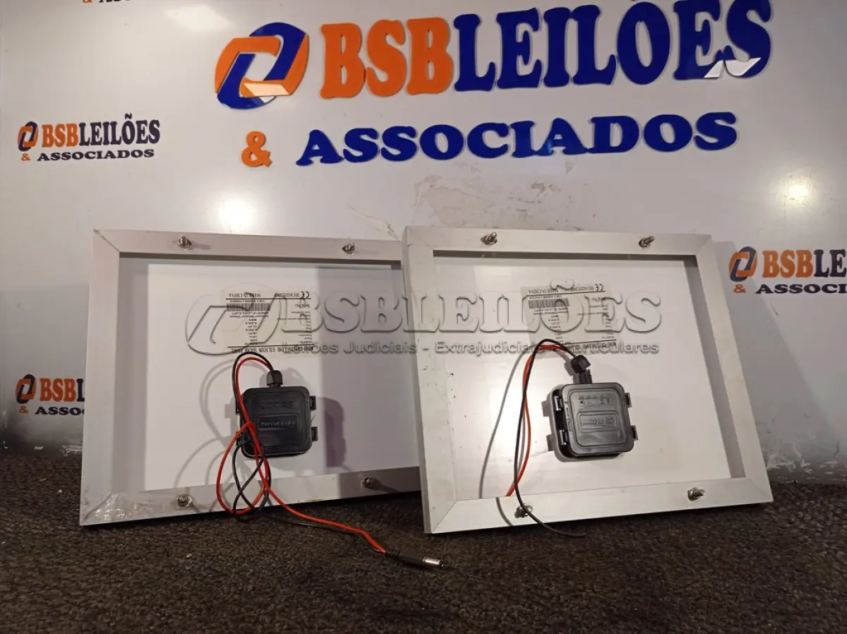 LOTE 104 - 02 PAINÉIS SOLARES 18V 10W. (NO ESTADO) ATENÇÃO! FAZER A VISITAÇÃO ANTES DE ARREMATAR, NÃO SABEMOS SE FUNCIONA. LEILÃO NÃO TEM GARANTIA E NEM DEVOLUÇÃO, SUJEITO A POSSÍVEIS AVARIAS VISÍVEIS/OCULTAS E/OU AUSÊNCIA DE COMPONENTES.
