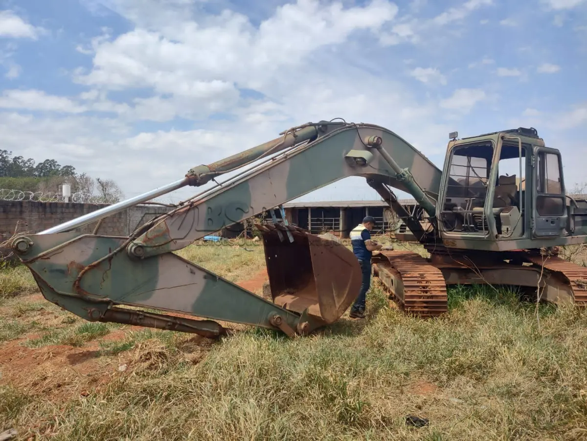 LOTE 569 - 01 ESCAVADEIRA DE ESTEIRA FIATALLIS FH220, ANO 99, FALTA MOTOR DIESEL E A REDUÇÃO DO MOTOR DO GIRO. (NO ESTADO) (ERA DO EXÉRCITO, MÁQUINA POUCO TRABALHADA) (RETIRADA EM GOIÂNIA)(AGENDAR VISTORIA EM GOIÂNIA¨. 61-98153-0503 JÚNIOR)
