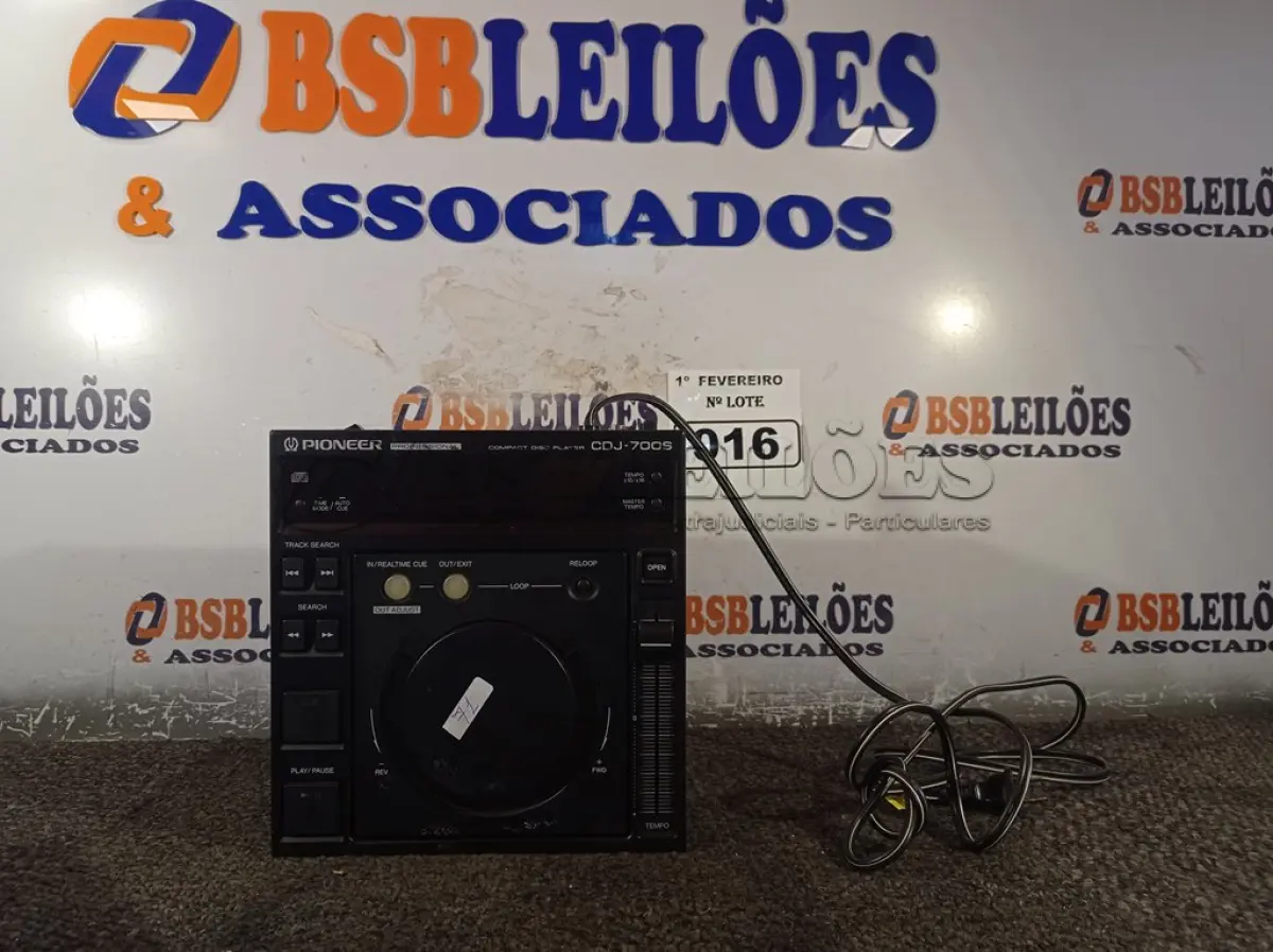 LOTE 016 - 01 CDJ PIONEER 700S. (NO ESTADO) ATENÇÃO! FAZER A VISITAÇÃO ANTES DE ARREMATAR, NÃO SABEMOS SE FUNCIONA. LEILÃO NÃO TEM GARANTIA E NEM DEVOLUÇÃO, SUJEITO A POSSÍVEIS AVARIAS VISÍVEIS/OCULTAS E/OU AUSÊNCIA DE COMPONENTES.