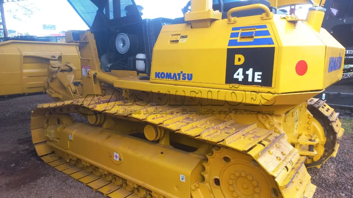 LOTE 566 - 01 TRATOR DE ESTEIRA KOMATSU D41 ANO 2007, 4.300 HORAS FUNCIONA TUDO. (NO ESTADO)(RETIRADA EM GOIÂNIA)(AGENDAR VISTORIA EM GOIÂNIA¨. 61-98153-0503 JÚNIOR)
