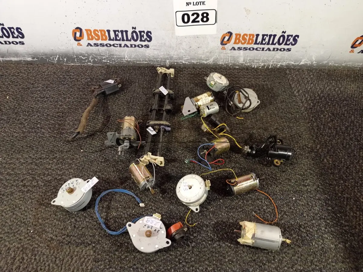 LOTE 028 - 01 LOTE COM VÁRIOS MOTORES 12V MARCAS E MODELOS DIVERSOS. (NO ESTADO) ATENÇÃO! FAZER A VISITAÇÃO ANTES DE ARREMATAR, NÃO SABEMOS SE FUNCIONA. LEILÃO NÃO TEM GARANTIA E NEM DEVOLUÇÃO, SUJEITO A POSSÍVEIS AVARIAS VISÍVEIS/OCULTAS E/OU AUSÊNCIA DE COMPONENTES.