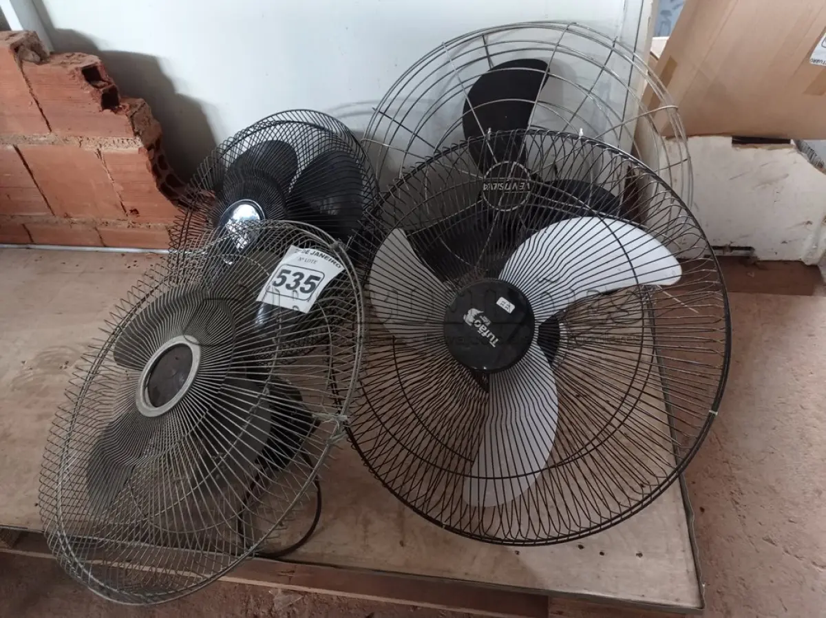 LOTE 535 - 04 VENTILADORES DE PAREDE. (NO ESTADO) ATENÇÃO! FAZER A VISITAÇÃO ANTES DE ARREMATAR, NÃO SABEMOS SE FUNCIONA. LEILÃO NÃO TEM GARANTIA E NEM DEVOLUÇÃO, SUJEITO A POSSÍVEIS AVARIAS VISÍVEIS/OCULTAS E/OU AUSÊNCIA DE COMPONENTES.