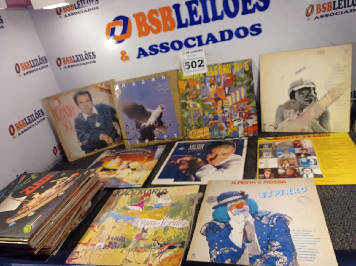 LOTE 502 - 01 LOTE COM DIVERSOS DISCOS DE VINIL. (NO ESTADO) ATENÇÃO! FAZER A VISITAÇÃO ANTES DE ARREMATAR, NÃO SABEMOS SE FUNCIONA. LEILÃO NÃO TEM GARANTIA E NEM DEVOLUÇÃO, SUJEITO A POSSÍVEIS AVARIAS VISÍVEIS/OCULTAS E/OU AUSÊNCIA DE COMPONENTES.