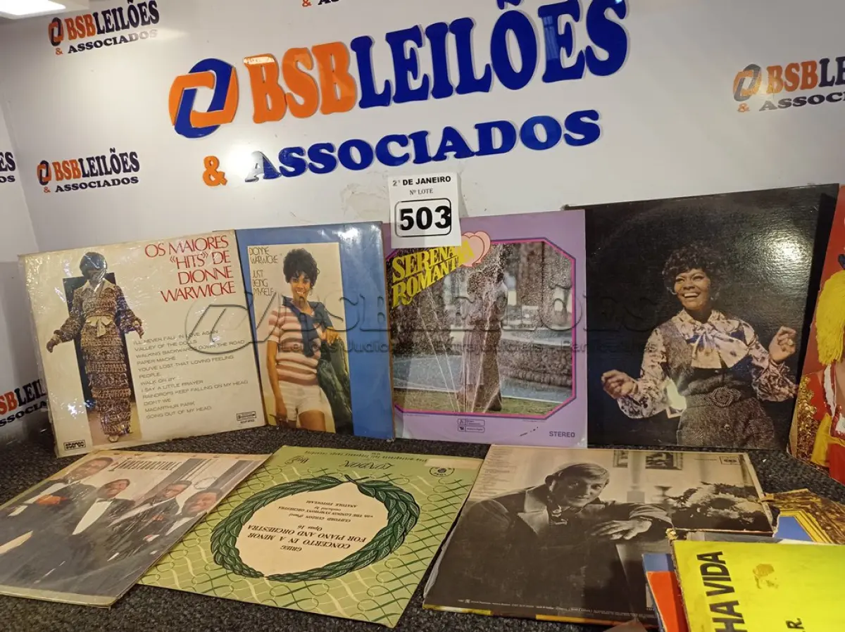 LOTE 503 - 01 LOTE COM DIVERSOS DISCOS DE VINIL. (NO ESTADO) ATENÇÃO! FAZER A VISITAÇÃO ANTES DE ARREMATAR, NÃO SABEMOS SE FUNCIONA. LEILÃO NÃO TEM GARANTIA E NEM DEVOLUÇÃO, SUJEITO A POSSÍVEIS AVARIAS VISÍVEIS/OCULTAS E/OU AUSÊNCIA DE COMPONENTES.