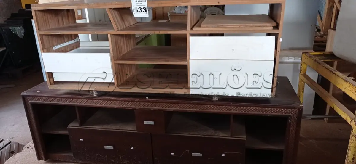 LOTE 533 - 02 RACK’S BAIXOS EM MADEIRA COM RODINHAS. (NO ESTADO) ATENÇÃO! FAZER A VISITAÇÃO ANTES DE ARREMATAR, NÃO SABEMOS SE FUNCIONA. LEILÃO NÃO TEM GARANTIA E NEM DEVOLUÇÃO, SUJEITO A POSSÍVEIS AVARIAS VISÍVEIS/OCULTAS E/OU AUSÊNCIA DE COMPONENTES.