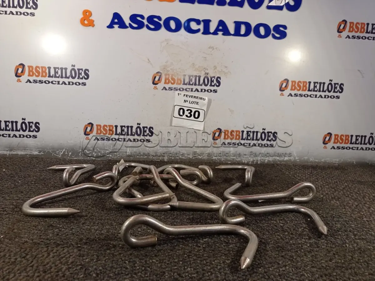 LOTE 030 - 01 LOTE COM VÁRIOS GANCHOS EM AÇO INOX. (NO ESTADO) ATENÇÃO! FAZER A VISITAÇÃO ANTES DE ARREMATAR, NÃO SABEMOS SE FUNCIONA. LEILÃO NÃO TEM GARANTIA E NEM DEVOLUÇÃO, SUJEITO A POSSÍVEIS AVARIAS VISÍVEIS/OCULTAS E/OU AUSÊNCIA DE COMPONENTES.