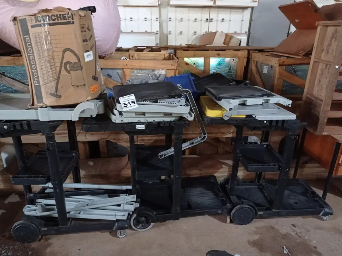 LOTE 515 - 03 CARRINHOS PARA LIMPEZA INDUSTRIAL INCOMPLETOS E VÁRIAS PEÇAS AVULSAS. (NO ESTADO) ATENÇÃO! FAZER A VISITAÇÃO ANTES DE ARREMATAR, NÃO SABEMOS SE FUNCIONA. LEILÃO NÃO TEM GARANTIA E NEM DEVOLUÇÃO, SUJEITO A POSSÍVEIS AVARIAS VISÍVEIS/OCULTAS E/OU AUSÊNCIA DE COMPONENTES.