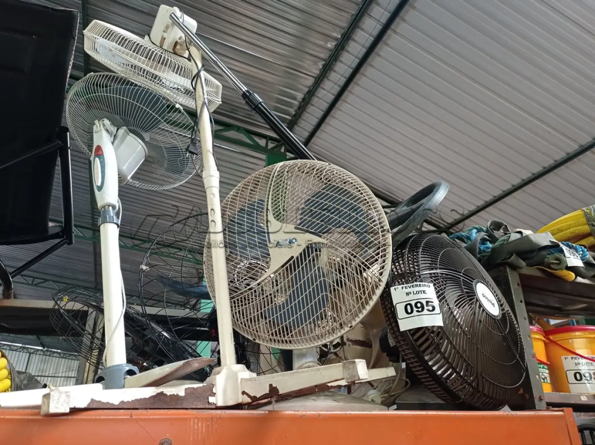 LOTE 095 - 01 LOTE COM VÁRIOS VENTILADORES MARCAS E MODELOS DIVERSOS. (NO ESTADO) ATENÇÃO! FAZER A VISITAÇÃO ANTES DE ARREMATAR, NÃO SABEMOS SE FUNCIONA. LEILÃO NÃO TEM GARANTIA E NEM DEVOLUÇÃO, SUJEITO A POSSÍVEIS AVARIAS VISÍVEIS/OCULTAS E/OU AUSÊNCIA DE COMPONENTES.