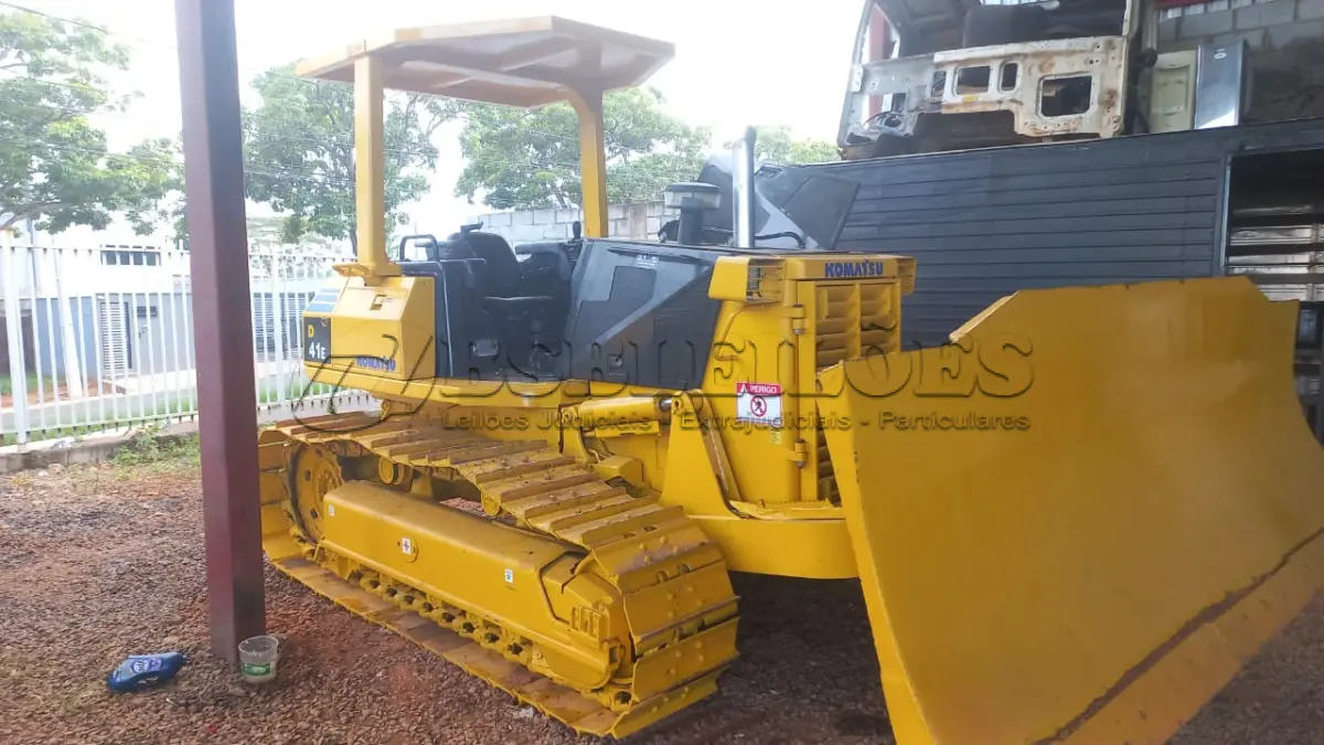 LOTE 566 - 01 TRATOR DE ESTEIRA KOMATSU D41 ANO 2007, 4.300 HORAS FUNCIONA TUDO. (NO ESTADO)(RETIRADA EM GOIÂNIA)(AGENDAR VISTORIA EM GOIÂNIA¨. 61-98153-0503 JÚNIOR)