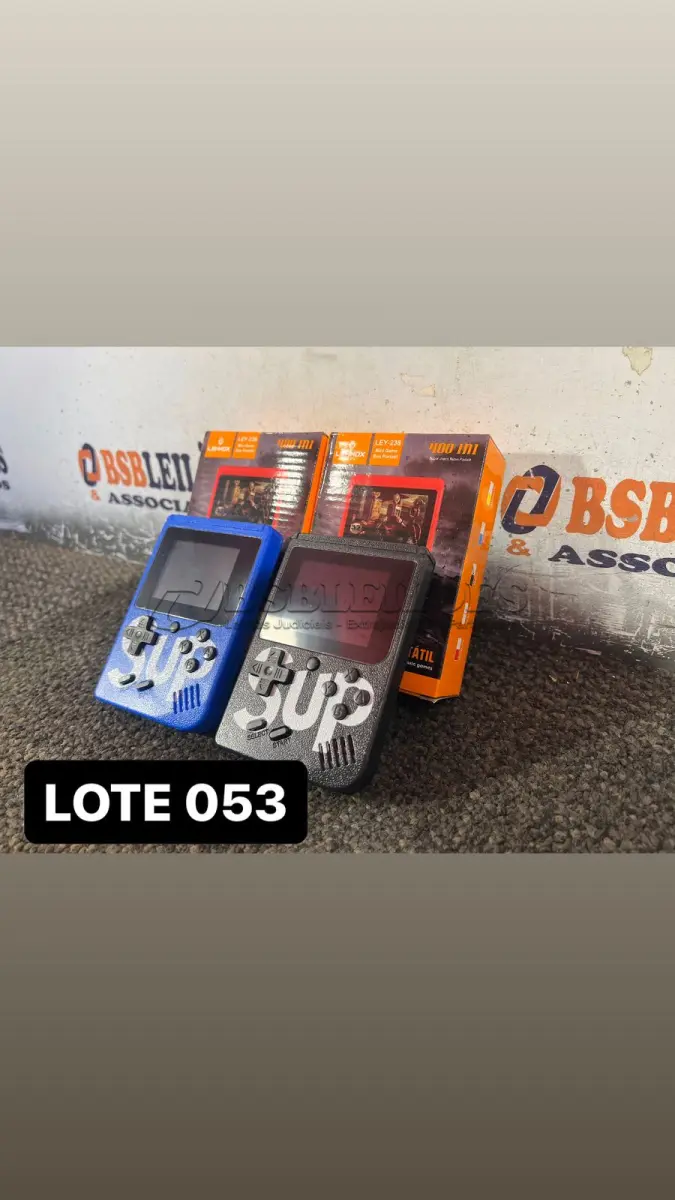LOTE 053 - 02 VIDEOGAMES PORTATEIS RETRO COM INUMEROS JOGOS ( NOVO ) ( NO ESTADO )