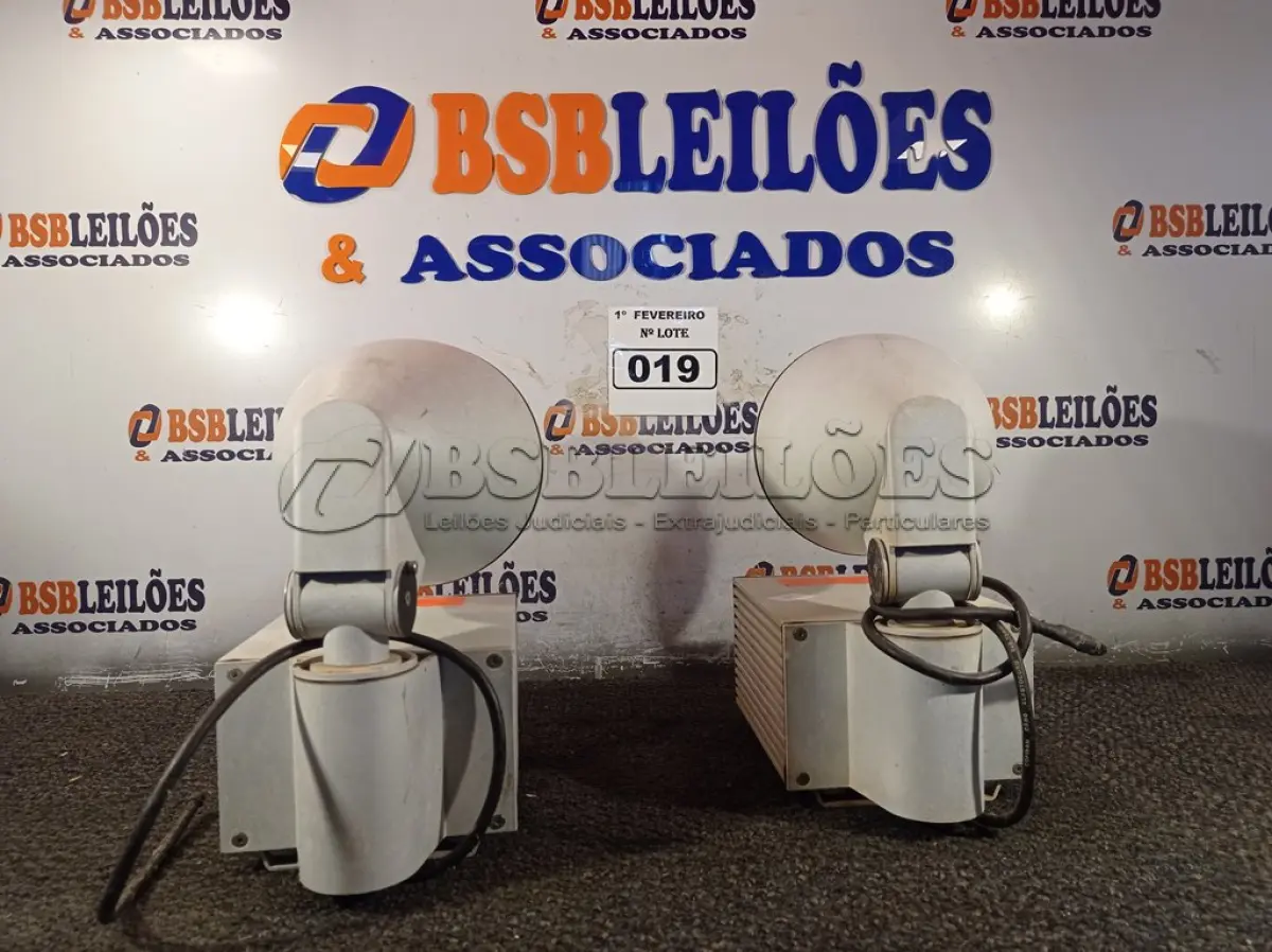LOTE 019 - 02 LUMINÁRIAS PARA JARDIM. (NO ESTADO) ATENÇÃO! FAZER A VISITAÇÃO ANTES DE ARREMATAR, NÃO SABEMOS SE FUNCIONA. LEILÃO NÃO TEM GARANTIA E NEM DEVOLUÇÃO, SUJEITO A POSSÍVEIS AVARIAS VISÍVEIS/OCULTAS E/OU AUSÊNCIA DE COMPONENTES.