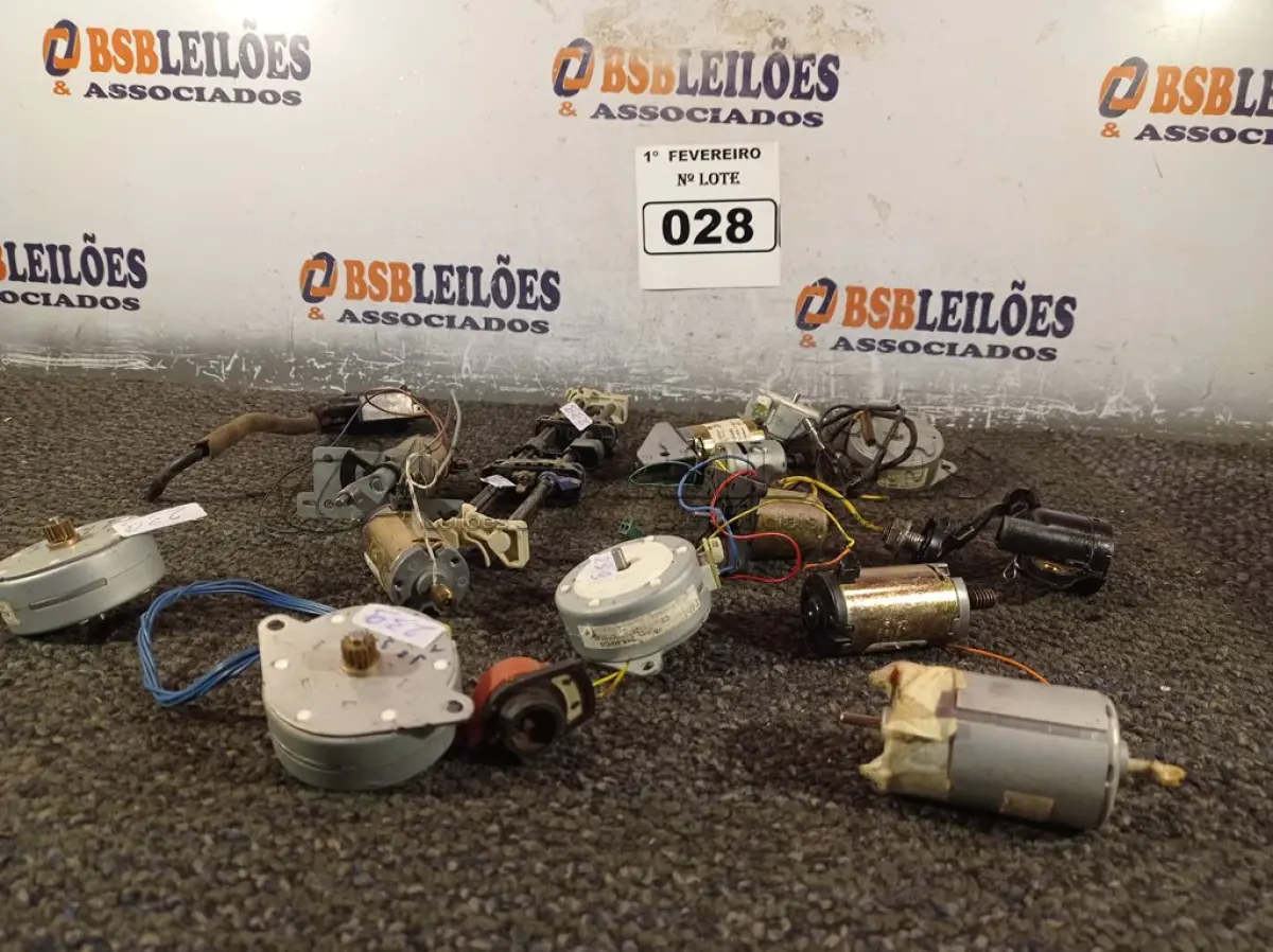 LOTE 028 - 01 LOTE COM VÁRIOS MOTORES 12V MARCAS E MODELOS DIVERSOS. (NO ESTADO) ATENÇÃO! FAZER A VISITAÇÃO ANTES DE ARREMATAR, NÃO SABEMOS SE FUNCIONA. LEILÃO NÃO TEM GARANTIA E NEM DEVOLUÇÃO, SUJEITO A POSSÍVEIS AVARIAS VISÍVEIS/OCULTAS E/OU AUSÊNCIA DE COMPONENTES.