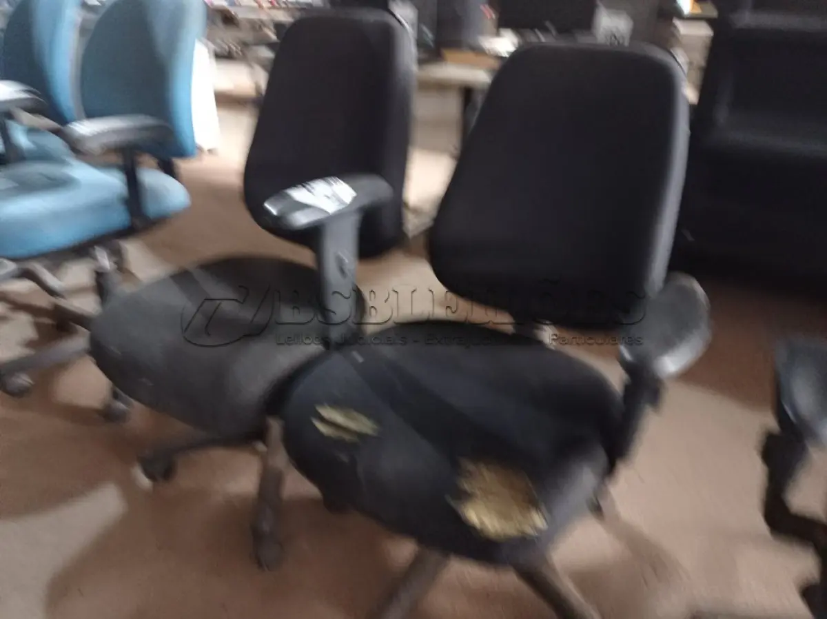 LOTE 506 - 02 CADEIRAS PARA ESCRITÓRIO NA COR PRETA. (NO ESTADO) ATENÇÃO! FAZER A VISITAÇÃO ANTES DE ARREMATAR, NÃO SABEMOS SE FUNCIONA. LEILÃO NÃO TEM GARANTIA E NEM DEVOLUÇÃO, SUJEITO A POSSÍVEIS AVARIAS VISÍVEIS/OCULTAS E/OU AUSÊNCIA DE COMPONENTES.