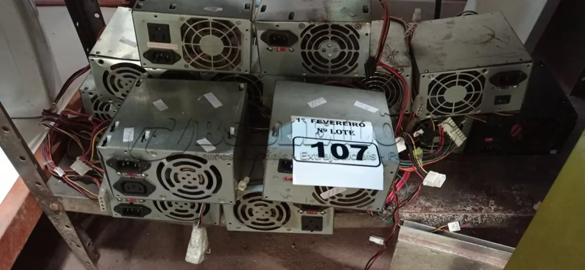 LOTE 107 - 01 LOTE COM VÁRIAS FONTES PARA PC MARCAS E MODELOS DIVERSOS. (NO ESTADO) ATENÇÃO! FAZER A VISITAÇÃO ANTES DE ARREMATAR, NÃO SABEMOS SE FUNCIONA. LEILÃO NÃO TEM GARANTIA E NEM DEVOLUÇÃO, SUJEITO A POSSÍVEIS AVARIAS VISÍVEIS/OCULTAS E/OU AUSÊNCIA DE COMPONENTES.