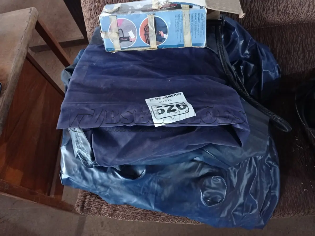 LOTE 526 - 02 COLCHÕES INFLÁVEIS DE SOLTEIRO E 01 BOMBA. (NO ESTADO) ATENÇÃO! FAZER A VISITAÇÃO ANTES DE ARREMATAR, NÃO SABEMOS SE FUNCIONA. LEILÃO NÃO TEM GARANTIA E NEM DEVOLUÇÃO, SUJEITO A POSSÍVEIS AVARIAS VISÍVEIS/OCULTAS E/OU AUSÊNCIA DE COMPONENTES.