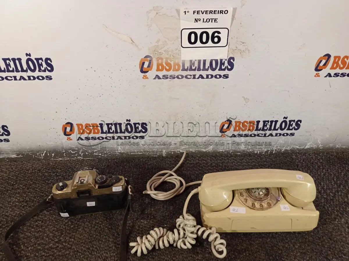 LOTE 006 - 01 TELEFONE ANTIGO E 01 CÂMERA FOTOGRÁFICA. (NO ESTADO) ATENÇÃO! FAZER A VISITAÇÃO ANTES DE ARREMATAR, NÃO SABEMOS SE FUNCIONA. LEILÃO NÃO TEM GARANTIA E NEM DEVOLUÇÃO, SUJEITO A POSSÍVEIS AVARIAS VISÍVEIS/OCULTAS E/OU AUSÊNCIA DE COMPONENTES.