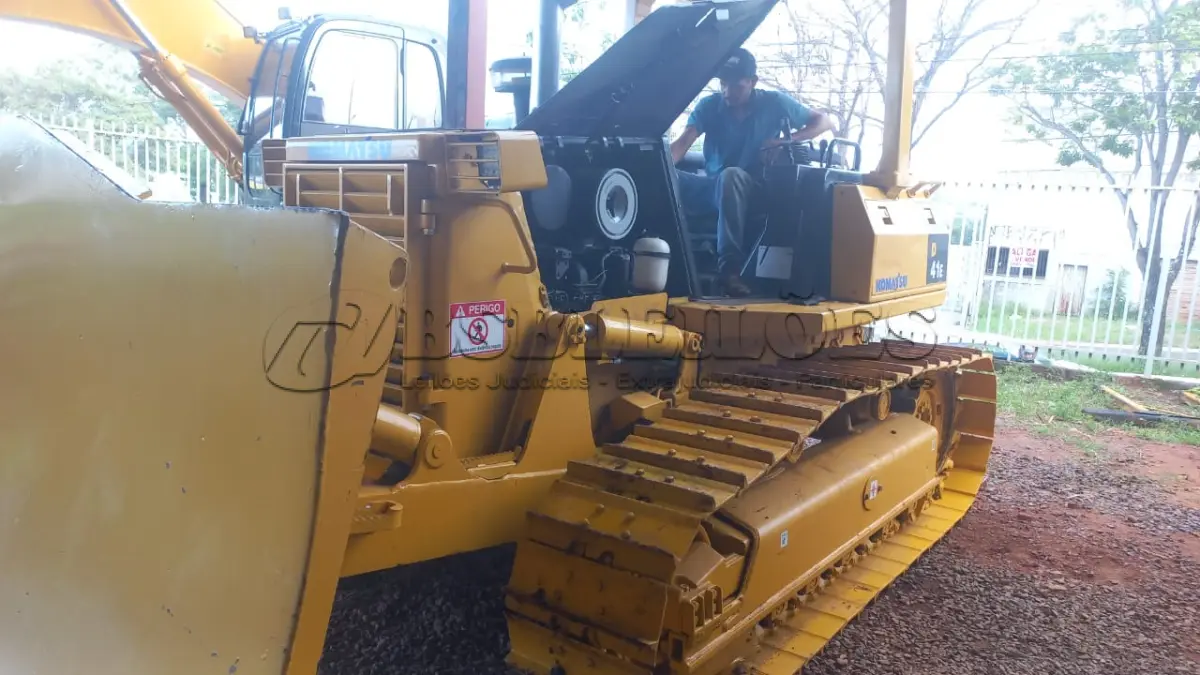 LOTE 566 - 01 TRATOR DE ESTEIRA KOMATSU D41 ANO 2007, 4.300 HORAS FUNCIONA TUDO. (NO ESTADO)(RETIRADA EM GOIÂNIA)(AGENDAR VISTORIA EM GOIÂNIA¨. 61-98153-0503 JÚNIOR)
