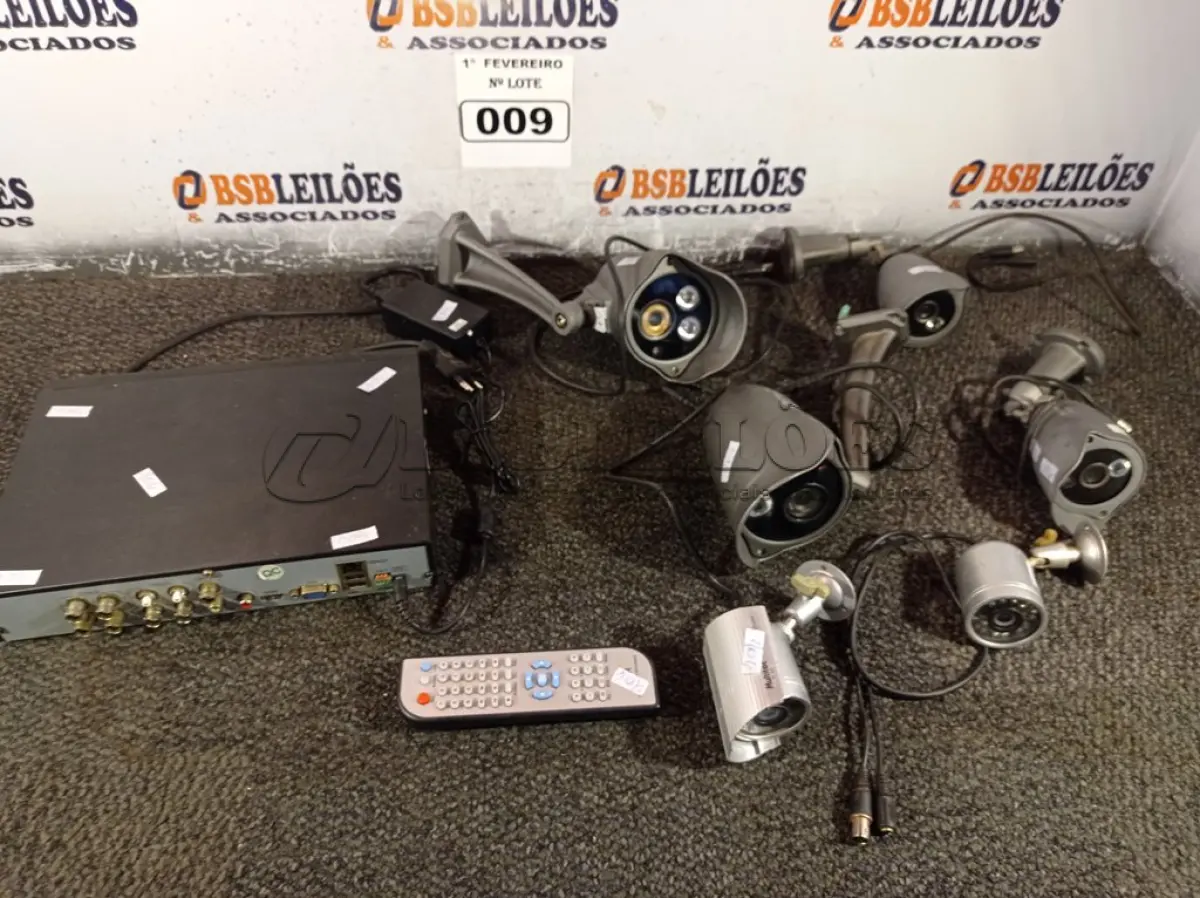 LOTE 009 - 01 DVR E VÁRIAS CÂMERAS DE SEGURANÇA. (NO ESTADO) ATENÇÃO! FAZER A VISITAÇÃO ANTES DE ARREMATAR, NÃO SABEMOS SE FUNCIONA. LEILÃO NÃO TEM GARANTIA E NEM DEVOLUÇÃO, SUJEITO A POSSÍVEIS AVARIAS VISÍVEIS/OCULTAS E/OU AUSÊNCIA DE COMPONENTES.