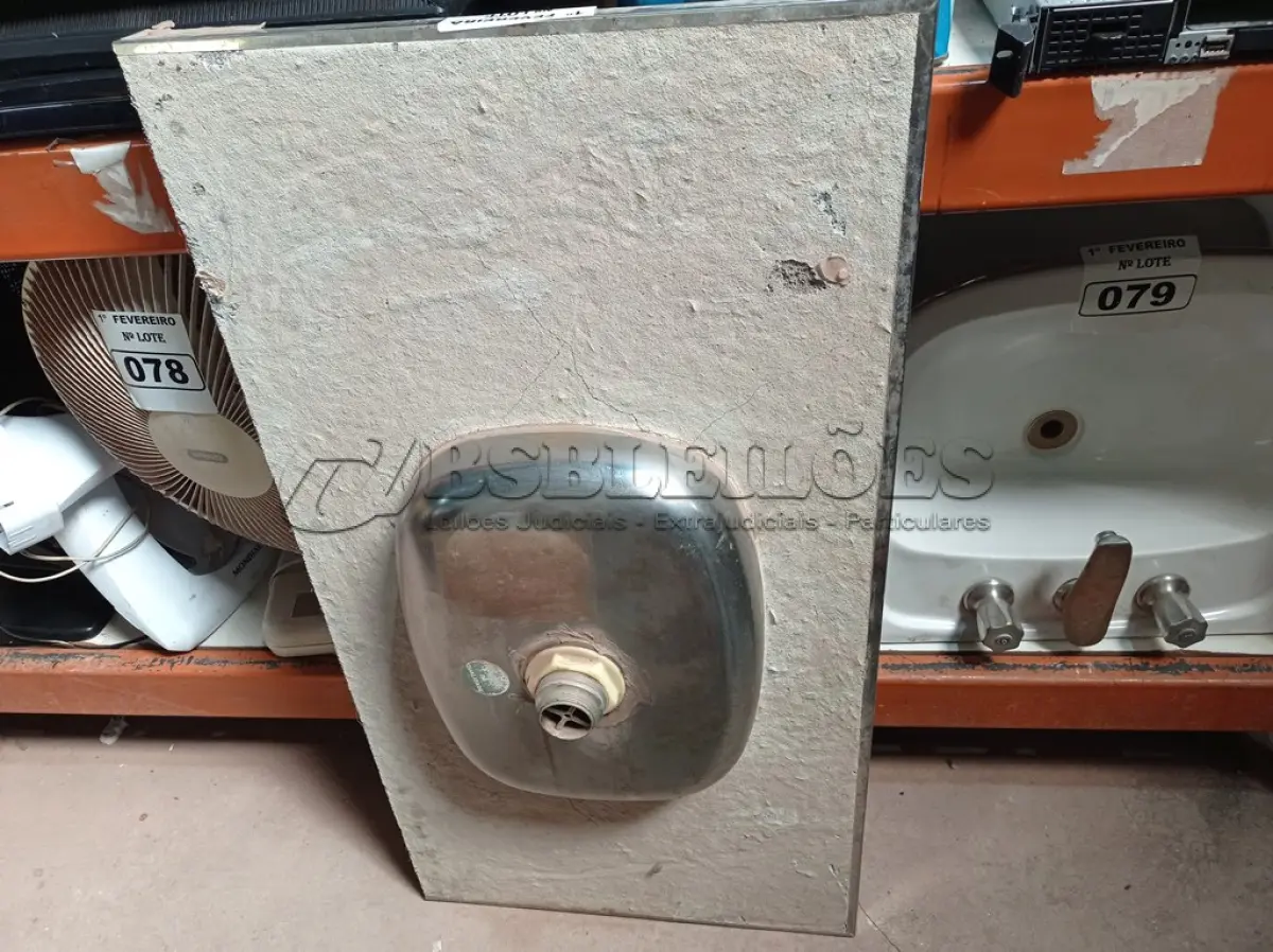 LOTE 108 - 01 PIA EM INOX CIMENTADA. (NO ESTADO) ATENÇÃO! FAZER A VISITAÇÃO ANTES DE ARREMATAR, NÃO SABEMOS SE FUNCIONA. LEILÃO NÃO TEM GARANTIA E NEM DEVOLUÇÃO, SUJEITO A POSSÍVEIS AVARIAS VISÍVEIS/OCULTAS E/OU AUSÊNCIA DE COMPONENTES.