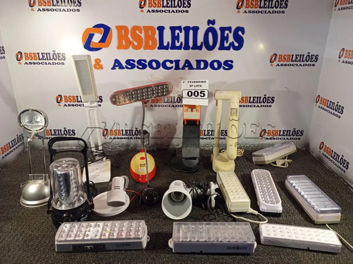 LOTE 005 - 01 LOTE COM VÁRIAS LUMINÁRIAS MARCAS E MODELOS DIVERSOS. (NO ESTADO) ATENÇÃO! FAZER A VISITAÇÃO ANTES DE ARREMATAR, NÃO SABEMOS SE FUNCIONA. LEILÃO NÃO TEM GARANTIA E NEM DEVOLUÇÃO, SUJEITO A POSSÍVEIS AVARIAS VISÍVEIS/OCULTAS E/OU AUSÊNCIA DE COMPONENTES.