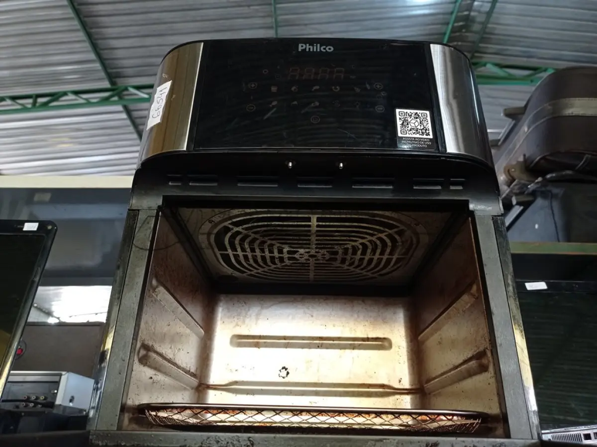 LOTE 033 - 01 AIR FRY MARCA PHILCO. (NO ESTADO) ATENÇÃO! FAZER A VISITAÇÃO ANTES DE ARREMATAR, NÃO SABEMOS SE FUNCIONA. LEILÃO NÃO TEM GARANTIA E NEM DEVOLUÇÃO, SUJEITO A POSSÍVEIS AVARIAS VISÍVEIS/OCULTAS E/OU AUSÊNCIA DE COMPONENTES.