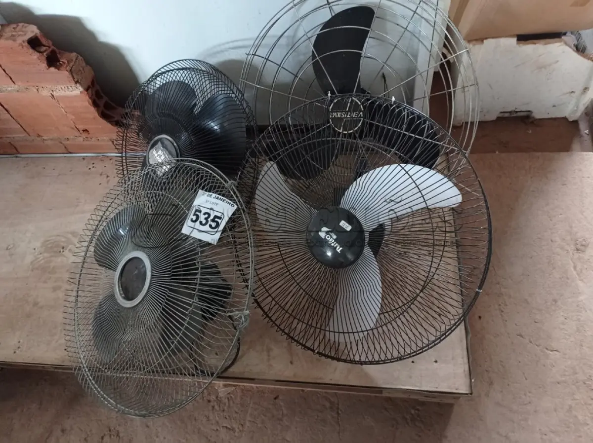 LOTE 535 - 04 VENTILADORES DE PAREDE. (NO ESTADO) ATENÇÃO! FAZER A VISITAÇÃO ANTES DE ARREMATAR, NÃO SABEMOS SE FUNCIONA. LEILÃO NÃO TEM GARANTIA E NEM DEVOLUÇÃO, SUJEITO A POSSÍVEIS AVARIAS VISÍVEIS/OCULTAS E/OU AUSÊNCIA DE COMPONENTES.