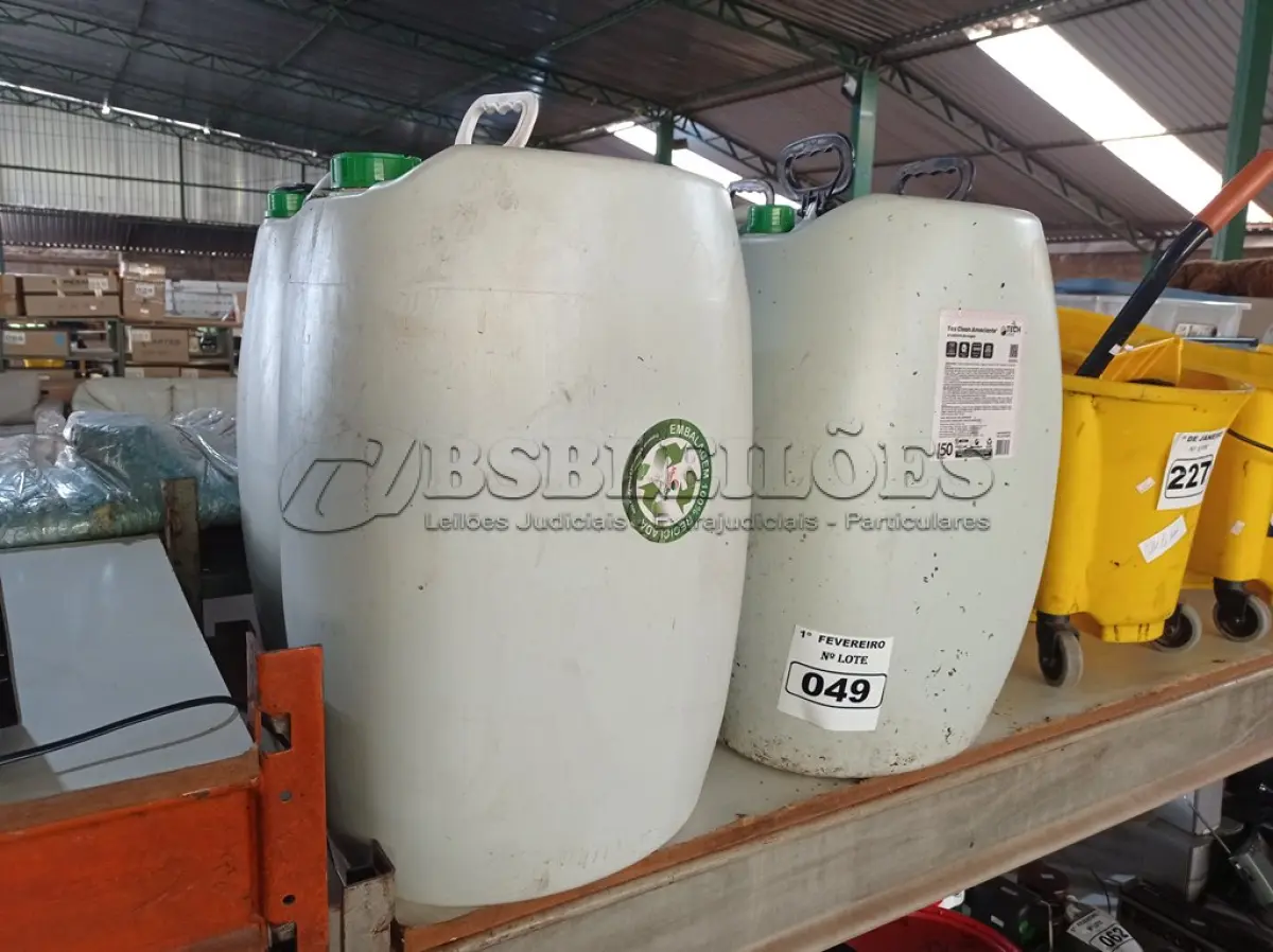 LOTE 049 - 04 BOMBONAS DE 50L. (NO ESTADO) ATENÇÃO! FAZER A VISITAÇÃO ANTES DE ARREMATAR, NÃO SABEMOS SE FUNCIONA. LEILÃO NÃO TEM GARANTIA E NEM DEVOLUÇÃO, SUJEITO A POSSÍVEIS AVARIAS VISÍVEIS/OCULTAS E/OU AUSÊNCIA DE COMPONENTES.