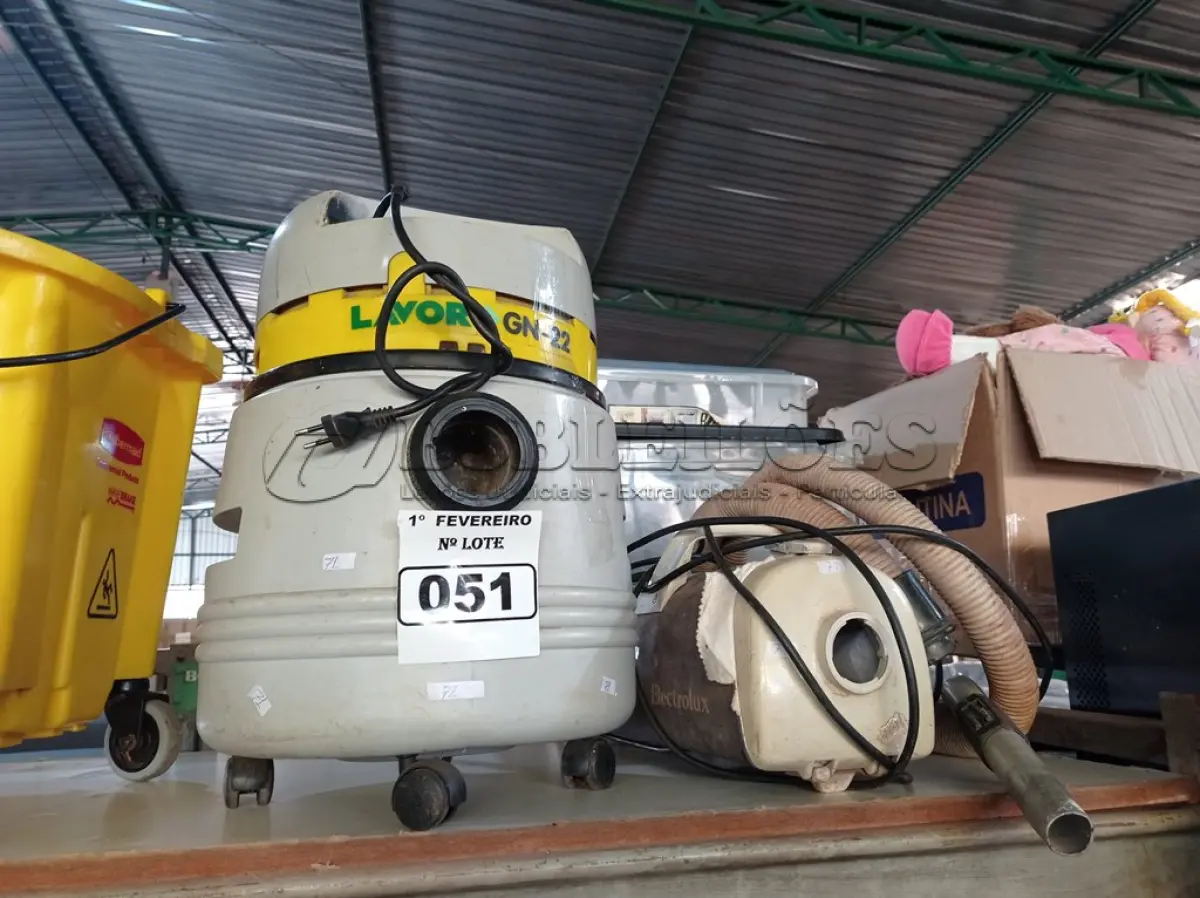 LOTE 051 - 02 ASPIRADORES DE PÓ MARCAS E MODELOS DIVERSOS. (NO ESTADO) ATENÇÃO! FAZER A VISITAÇÃO ANTES DE ARREMATAR, NÃO SABEMOS SE FUNCIONA. LEILÃO NÃO TEM GARANTIA E NEM DEVOLUÇÃO, SUJEITO A POSSÍVEIS AVARIAS VISÍVEIS/OCULTAS E/OU AUSÊNCIA DE COMPONENTES.