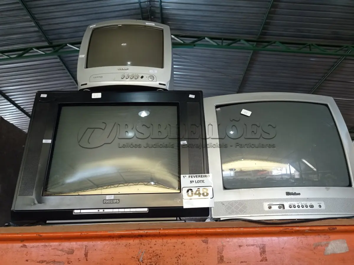 LOTE 048 - 03 TV’S DE TUBO MARCAS E MODELOS DIVERSOS. (NO ESTADO) ATENÇÃO! FAZER A VISITAÇÃO ANTES DE ARREMATAR, NÃO SABEMOS SE FUNCIONA. LEILÃO NÃO TEM GARANTIA E NEM DEVOLUÇÃO, SUJEITO A POSSÍVEIS AVARIAS VISÍVEIS/OCULTAS E/OU AUSÊNCIA DE COMPONENTES.